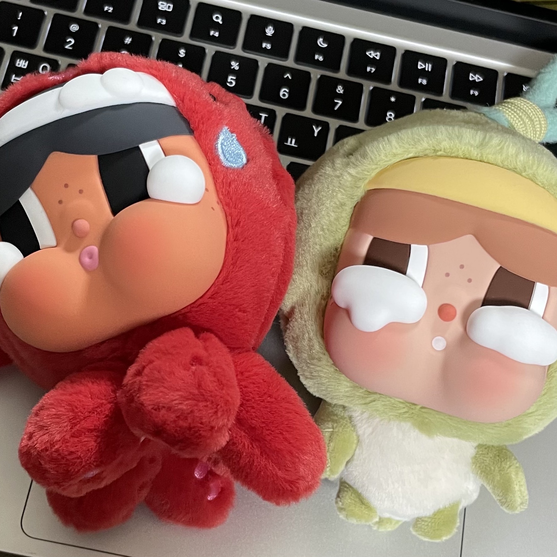 Pop Mart Crybaby Cry Me An Ocean Series Earphone Bag The Octopus (Opened Case), Pop Mart Crybaby Cry Me An Ocean Series Earphone Bag The Sea Turtle (Opened Case) 착용 스타일 - 2