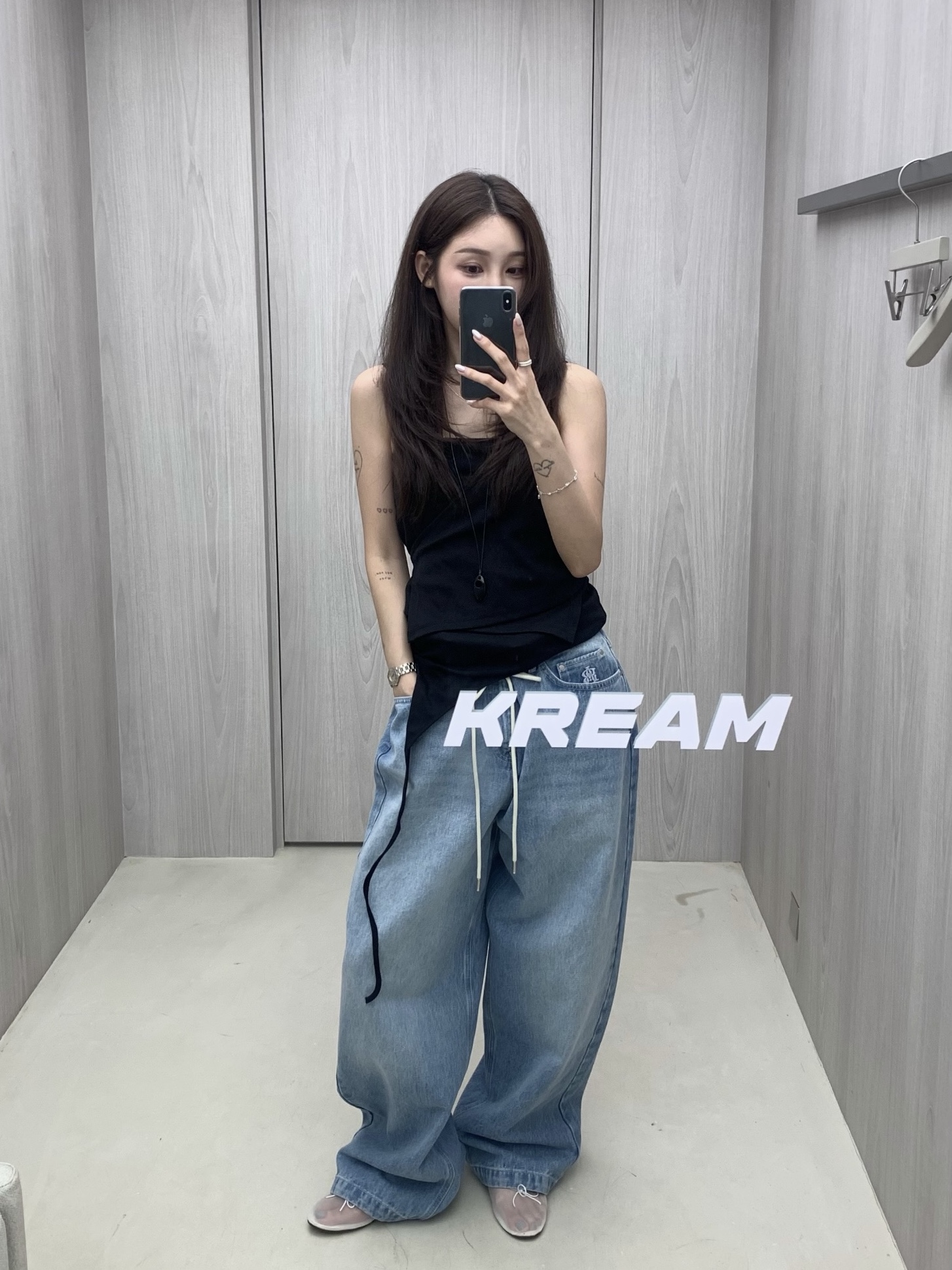 [KREAM 단독] About:Blank Wide Leg Denim Light Blue Wash - 26SS, [KREAM 단독] About:Blank Oxford Script Shirt Blue White - 26FW 착용 스타일 - 5