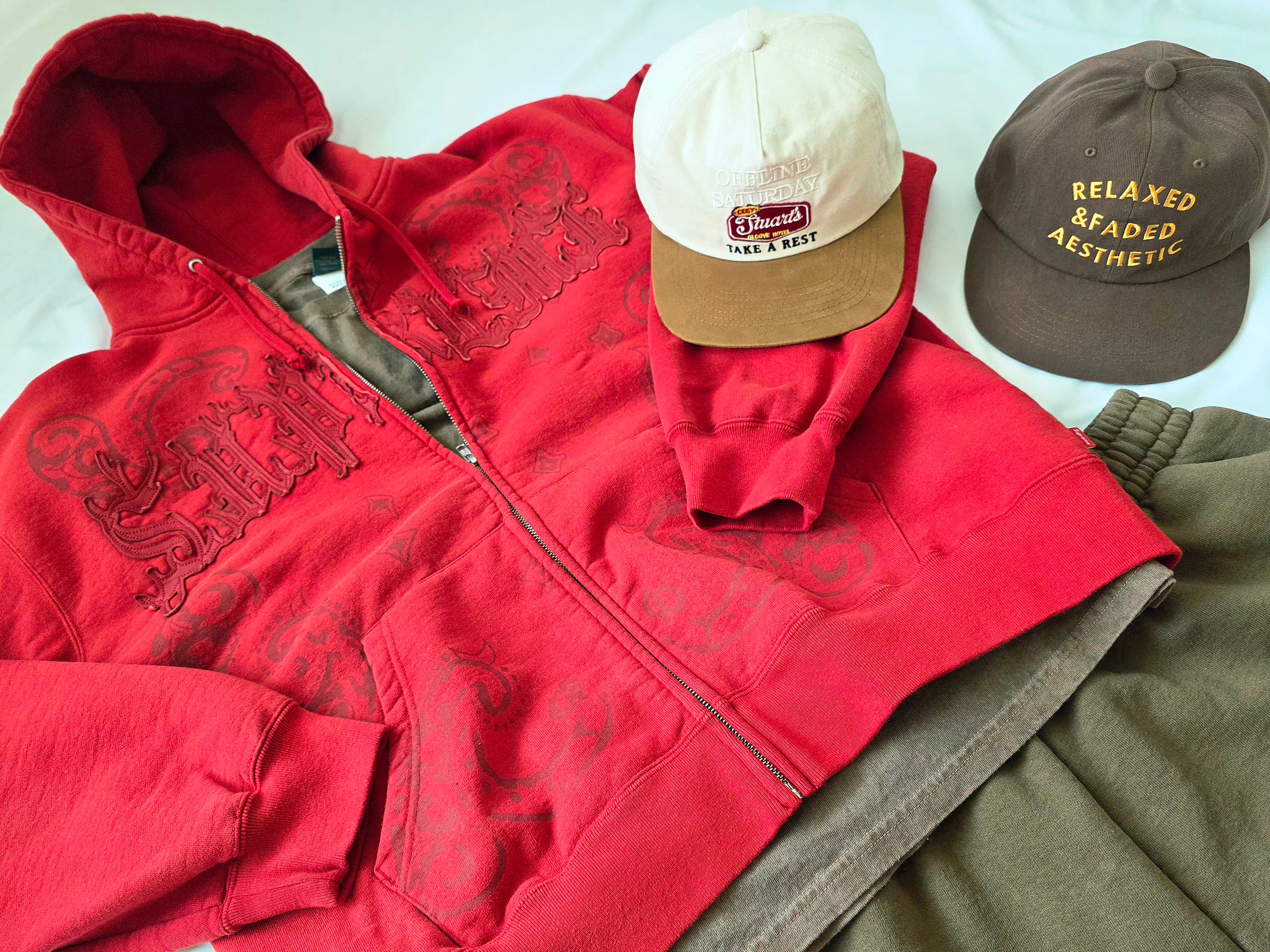 STU Sign Embroidery Suede Ball Cap Cream, Supreme Leather Applique Zip Up Hooded Sweatshirt Burnt Red - 25SS 착용 스타일 - 2