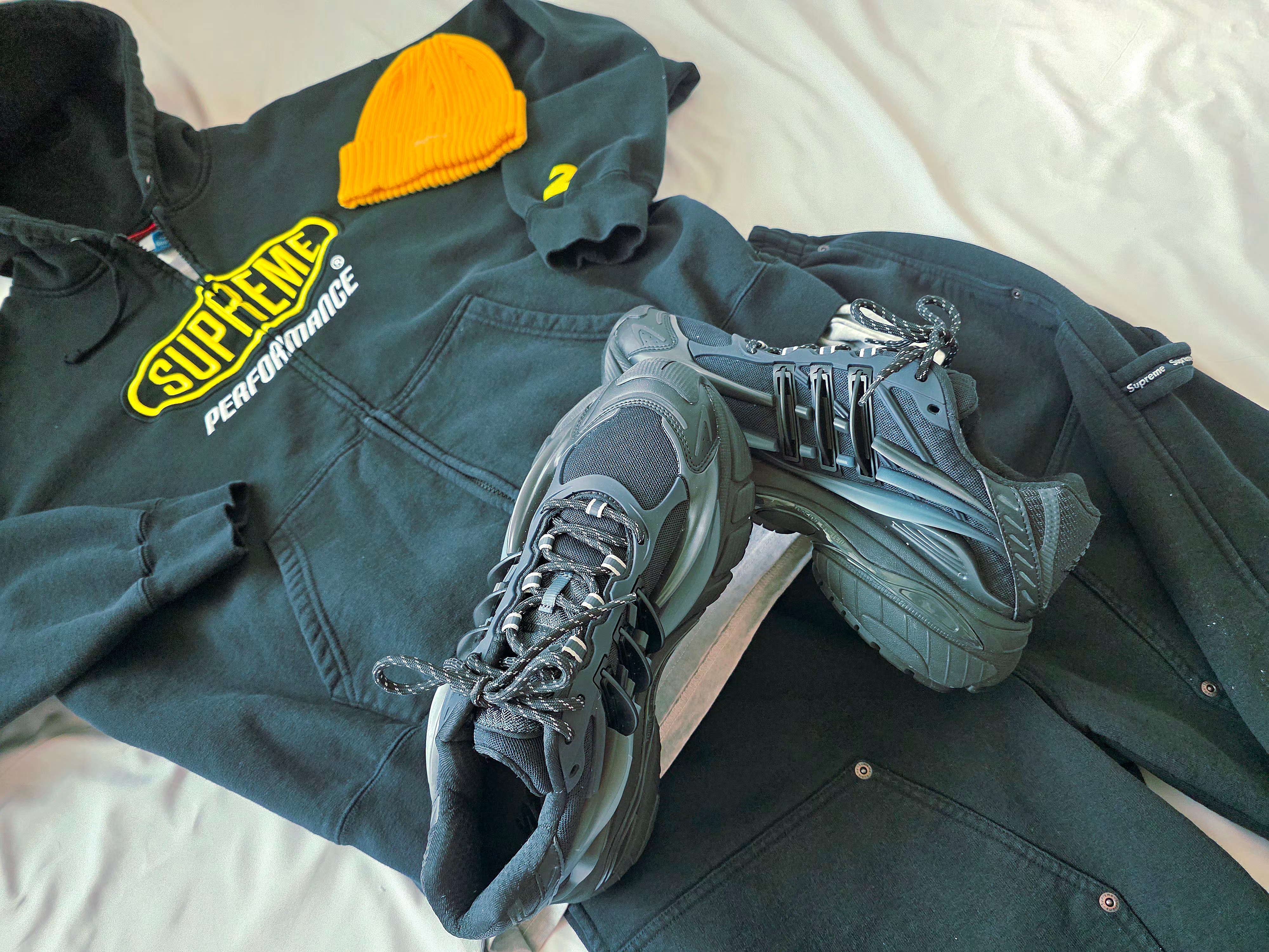 Supreme Performance Zip Up Hooded Sweatshirt Black - 26SS, Supreme Overdyed Beanie Lemon - 23SS 착용 스타일 - 3