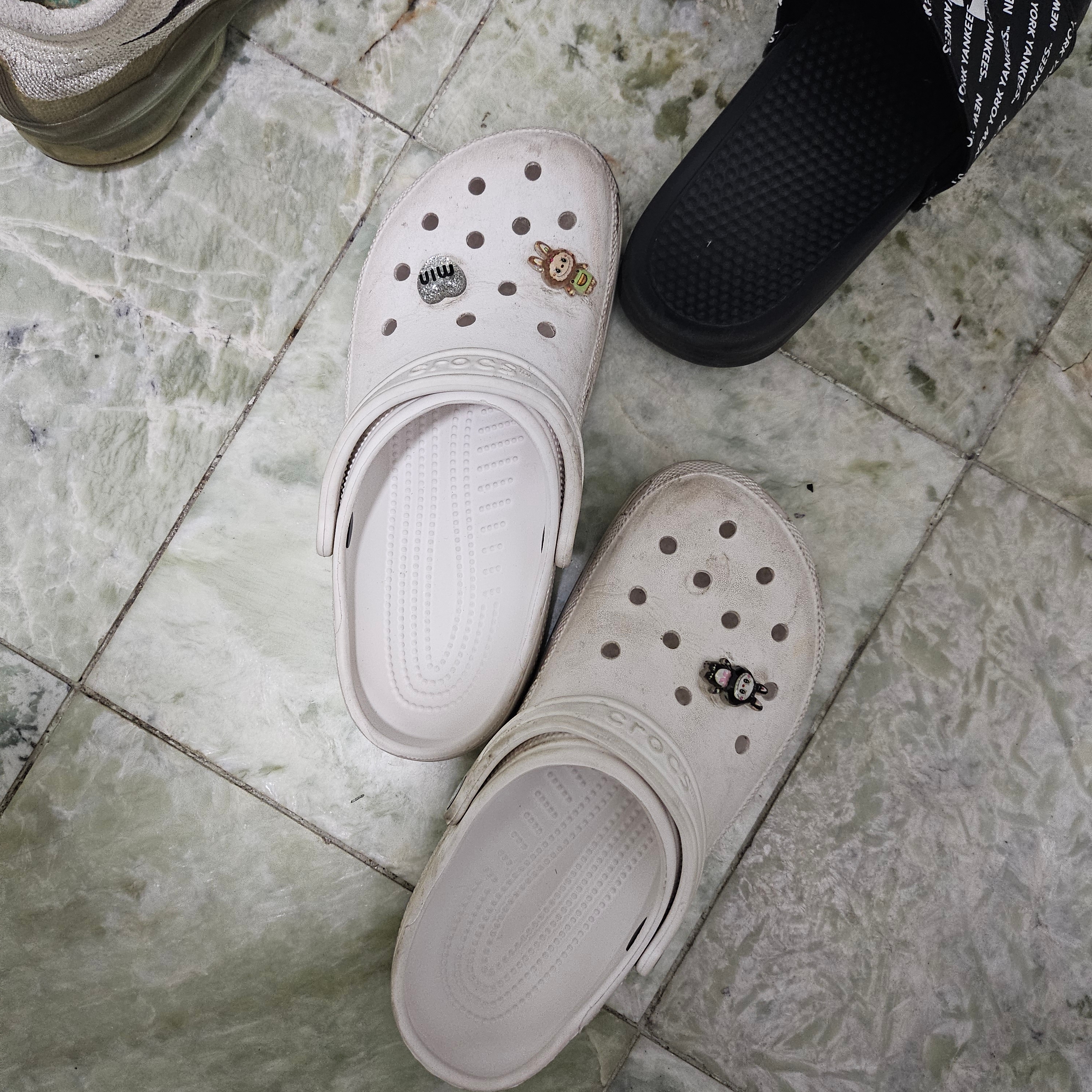Crocs Classic Clog White 착용 스타일