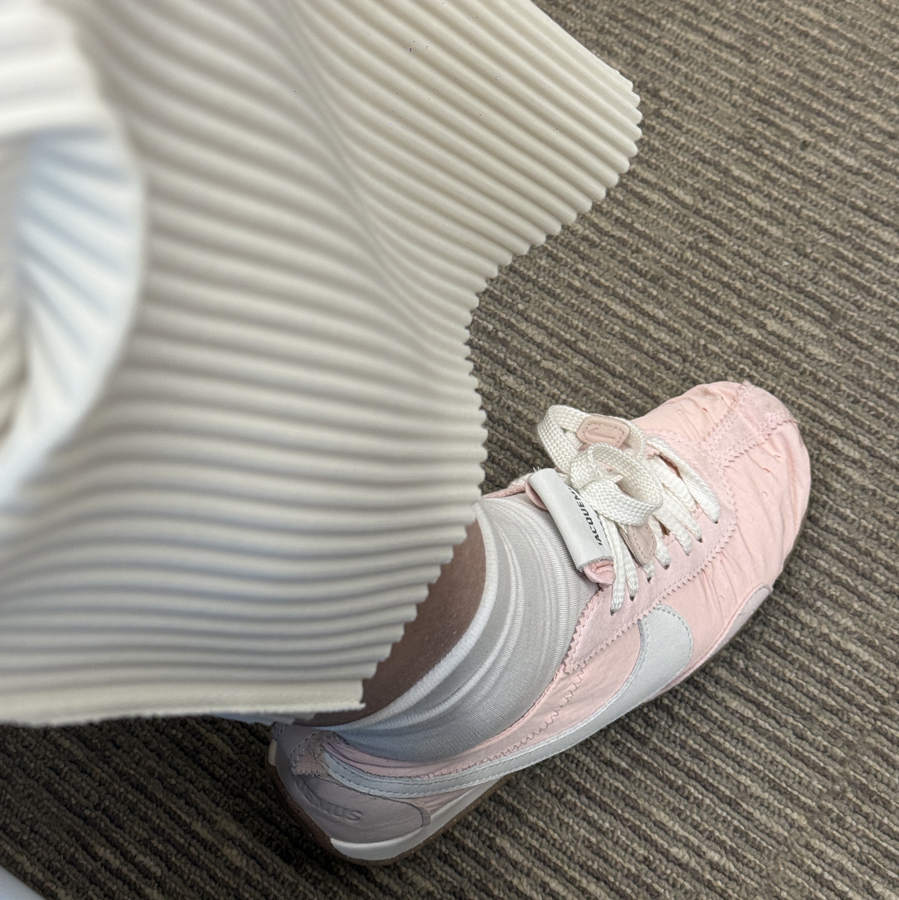 Nike x Jacquemus Moon Shoe SP Aluminum Pink Sail 착용 스타일