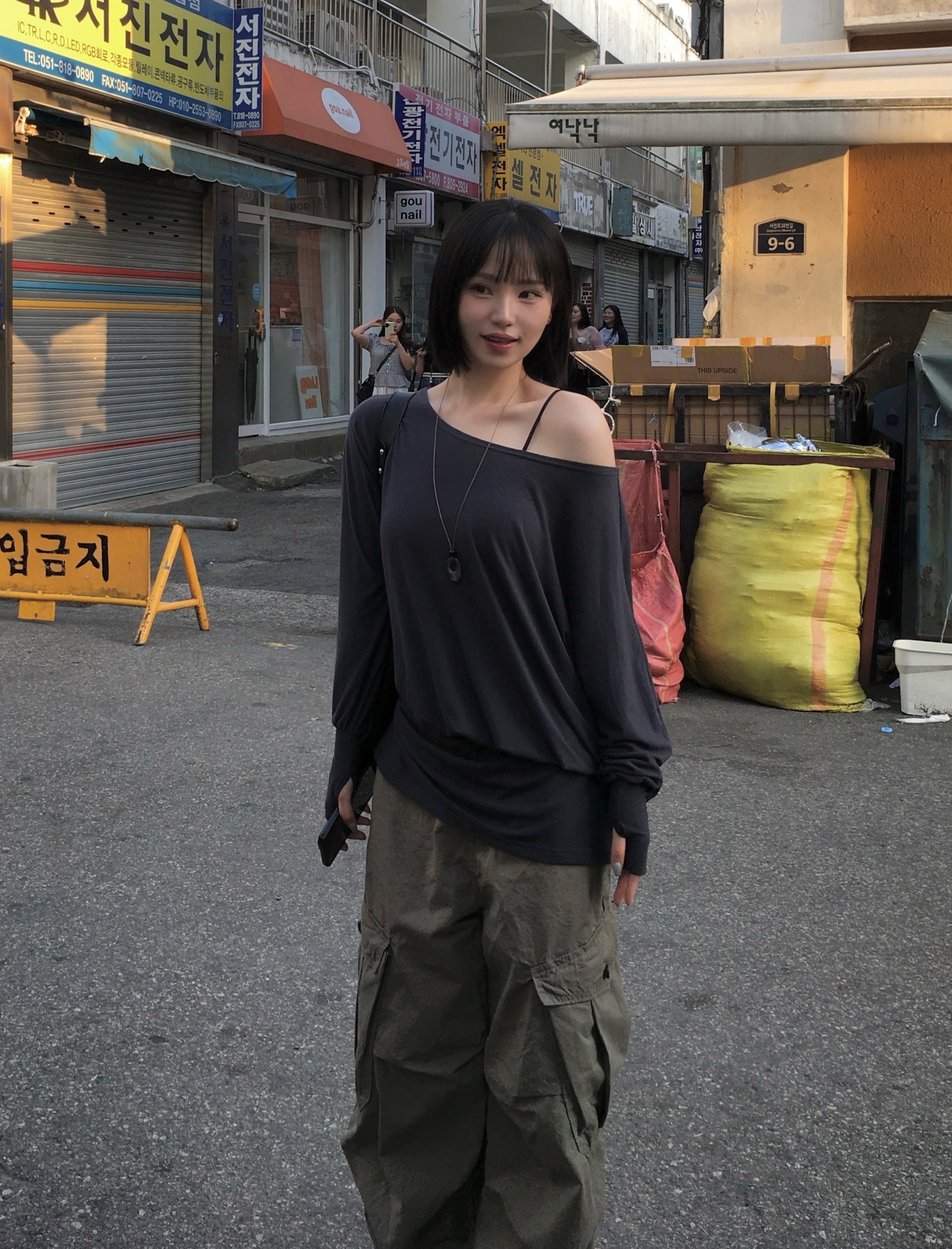 For Appeal Carry Light Hobo Bag  Black 착용 스타일