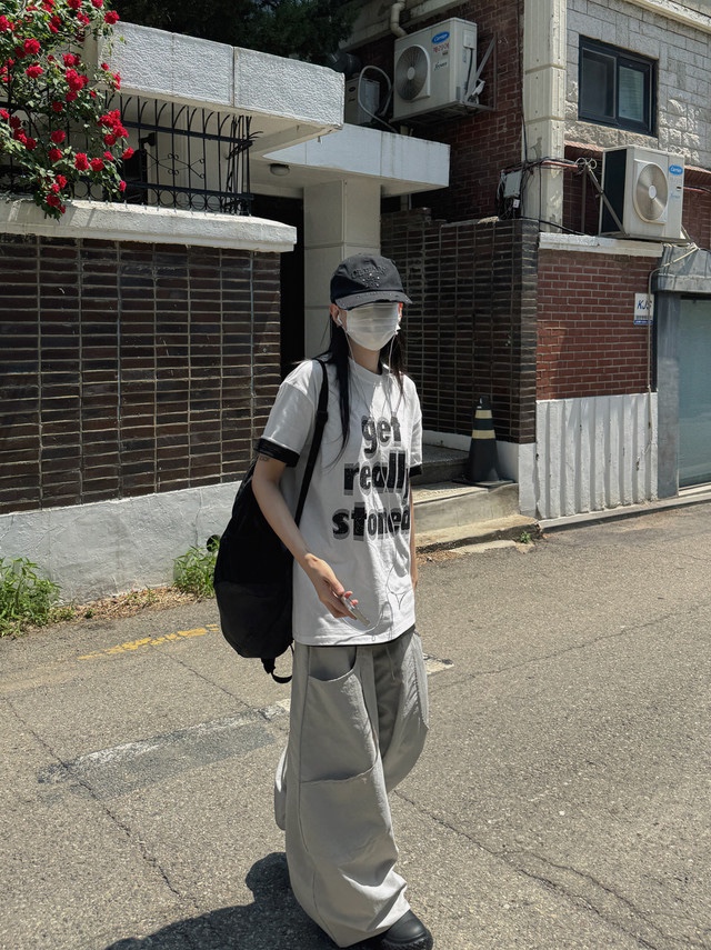 Mischief Lightweight Zip Around Backpack Black 착용 스타일 - 2