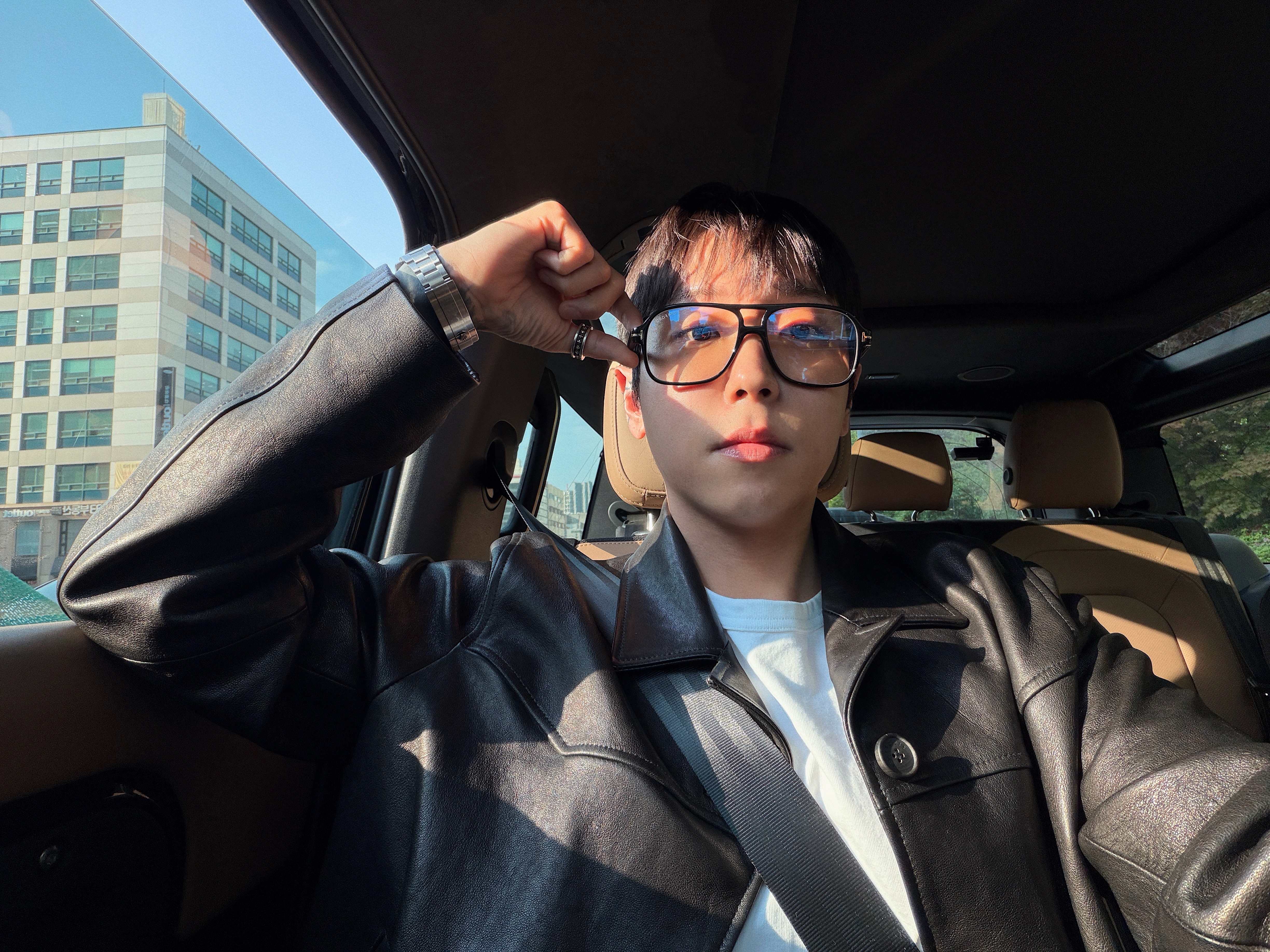 STU Lambskin Button Leather Jacket In Black 착용 스타일 - 1