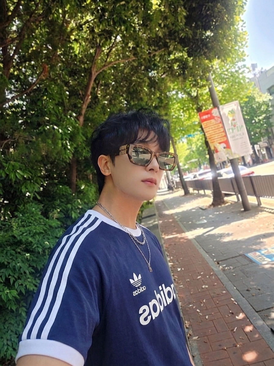 Miu Miu Miu Glimpse Sunglasses Green Color Lens, Adidas 3-Stripes Slim Ringer T-Shirt Night Indigo - US Sizing 착용 스타일