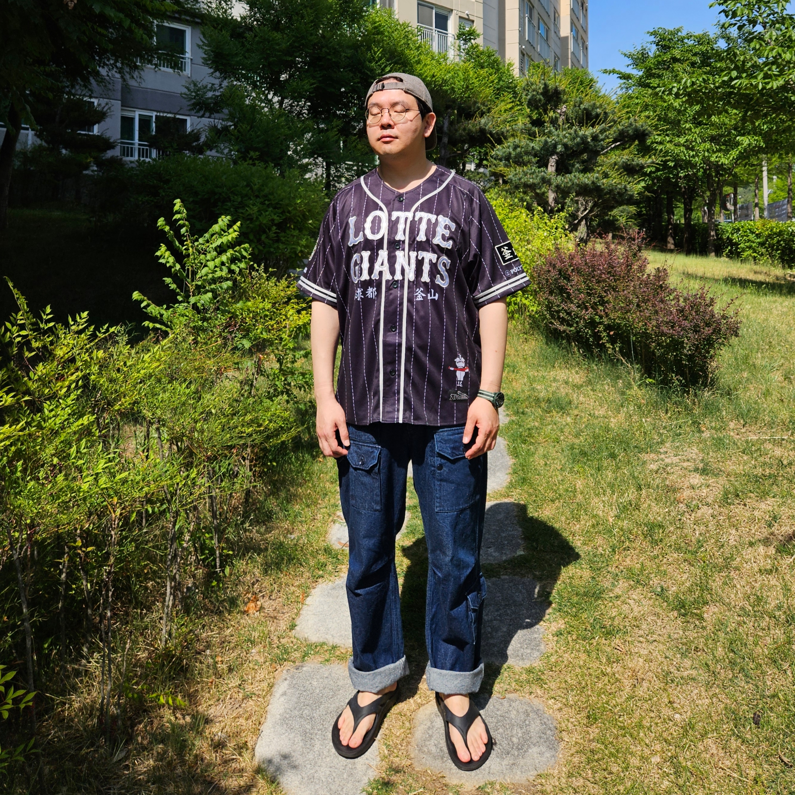 Oofos OOriginal Black, Engineered Garments Feather PC Twill FA Pants Dark Navy 착용 스타일