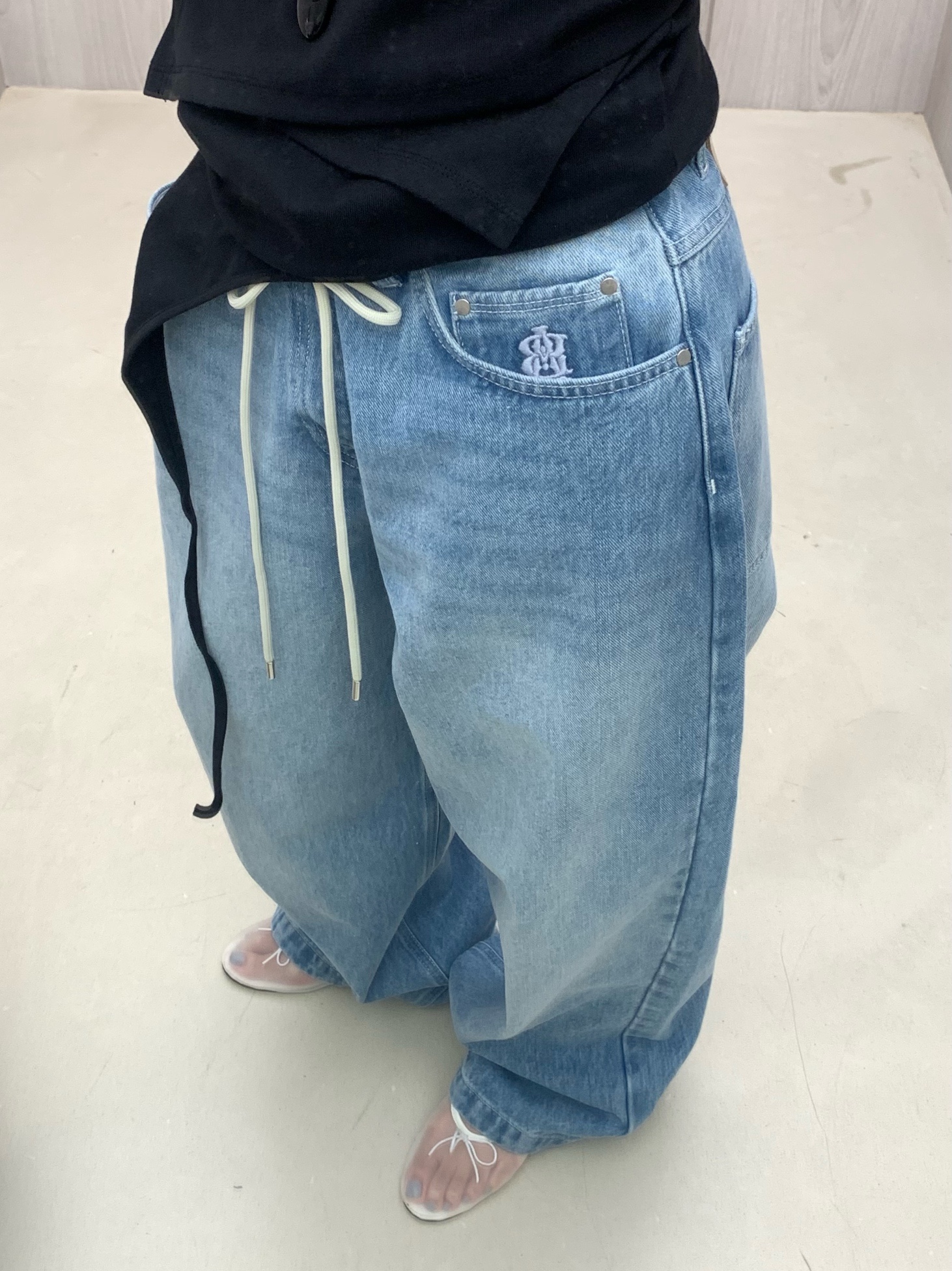 [KREAM 단독] About:Blank Wide Leg Denim Light Blue Wash - 26SS, [KREAM 단독] About:Blank Oxford Script Shirt Blue White - 26FW 착용 스타일 - 6