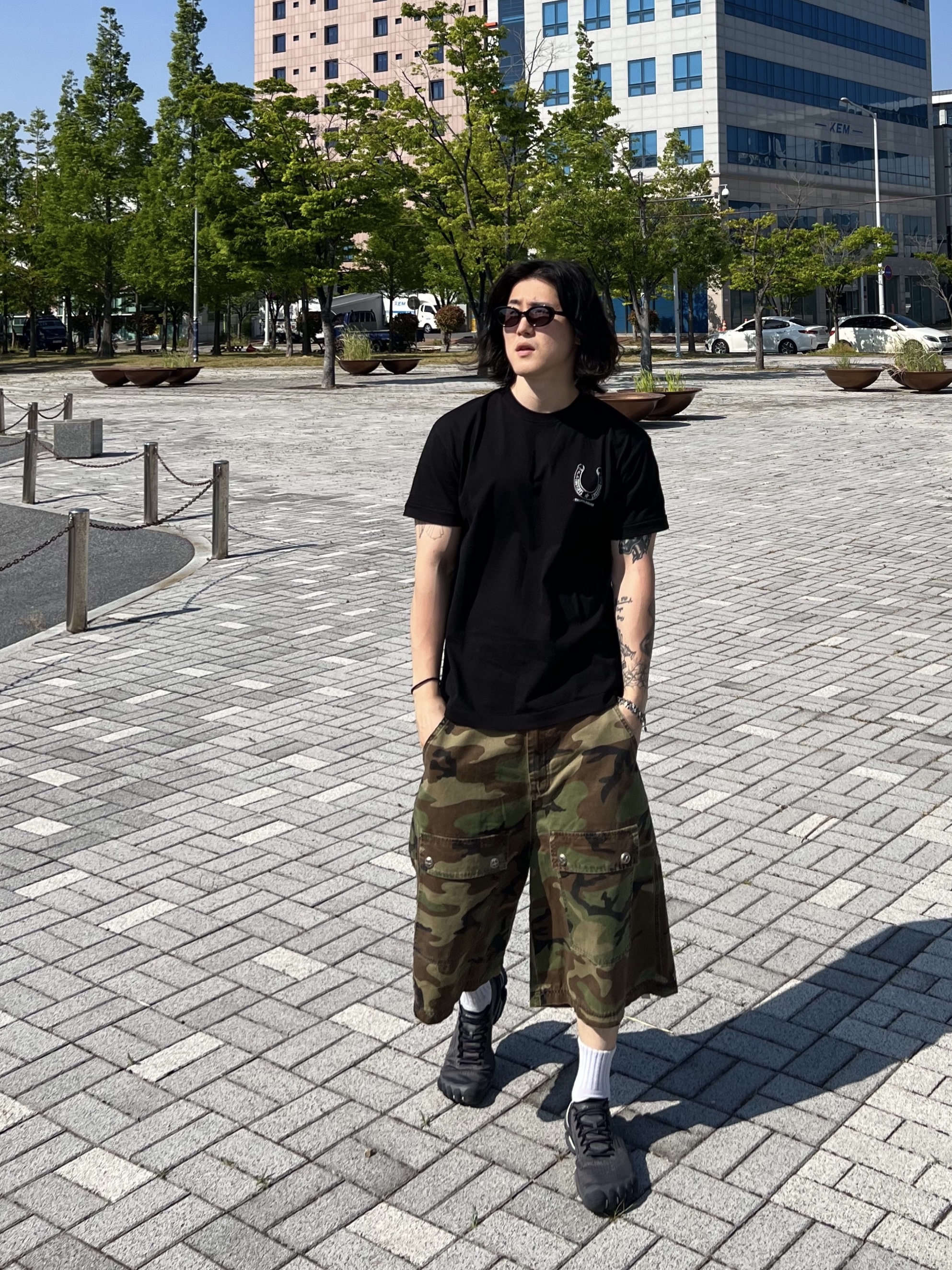 Thevinylhouse Lucky House Tee Black, Balenciaga Anatomic Runner Sneakers Grey 착용 스타일 - 3