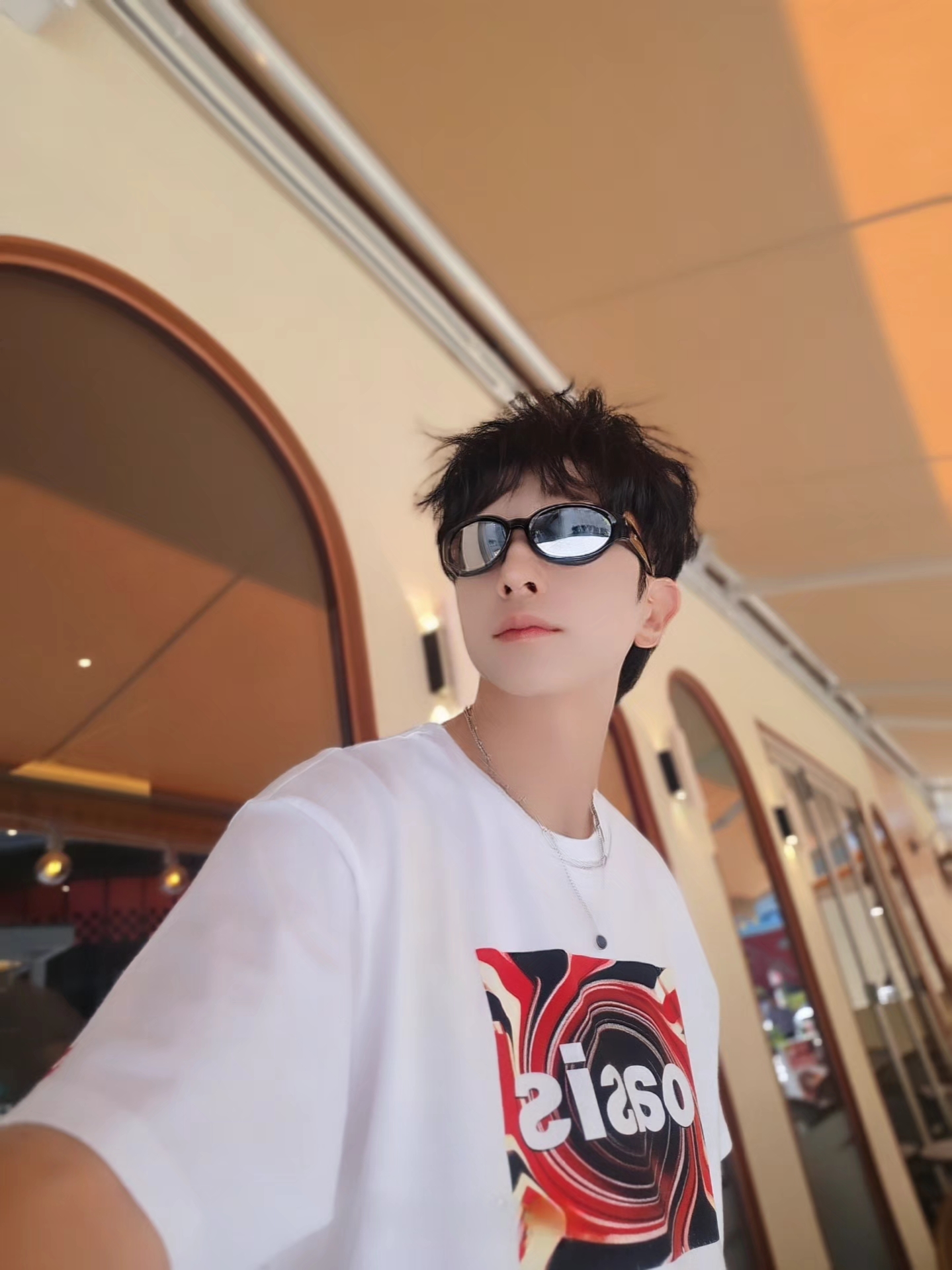 Levi's x Oasis Union Jack T-Shirt White, Crocs Echo RO Ripstop Clog Bark 착용 스타일 - 5