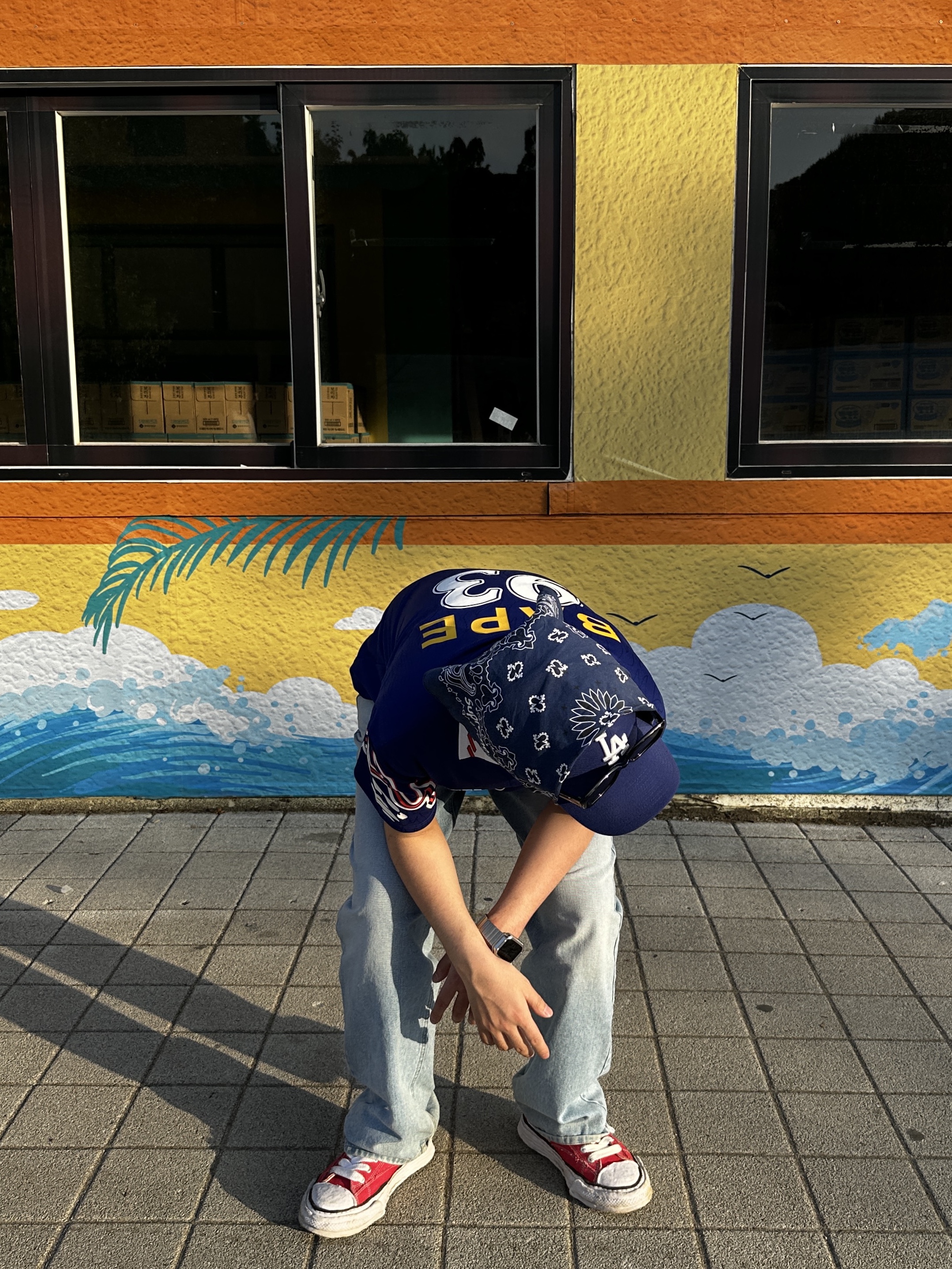 Adidas x BAPE Short Sleeve Flames Jersey Japan Blue - KR Sizing (Non Marking Ver.), Maison Mihara Yasuhiro Peterson23 OG Sole Canvas Low-top Sneakers Red 착용 스타일 - 3