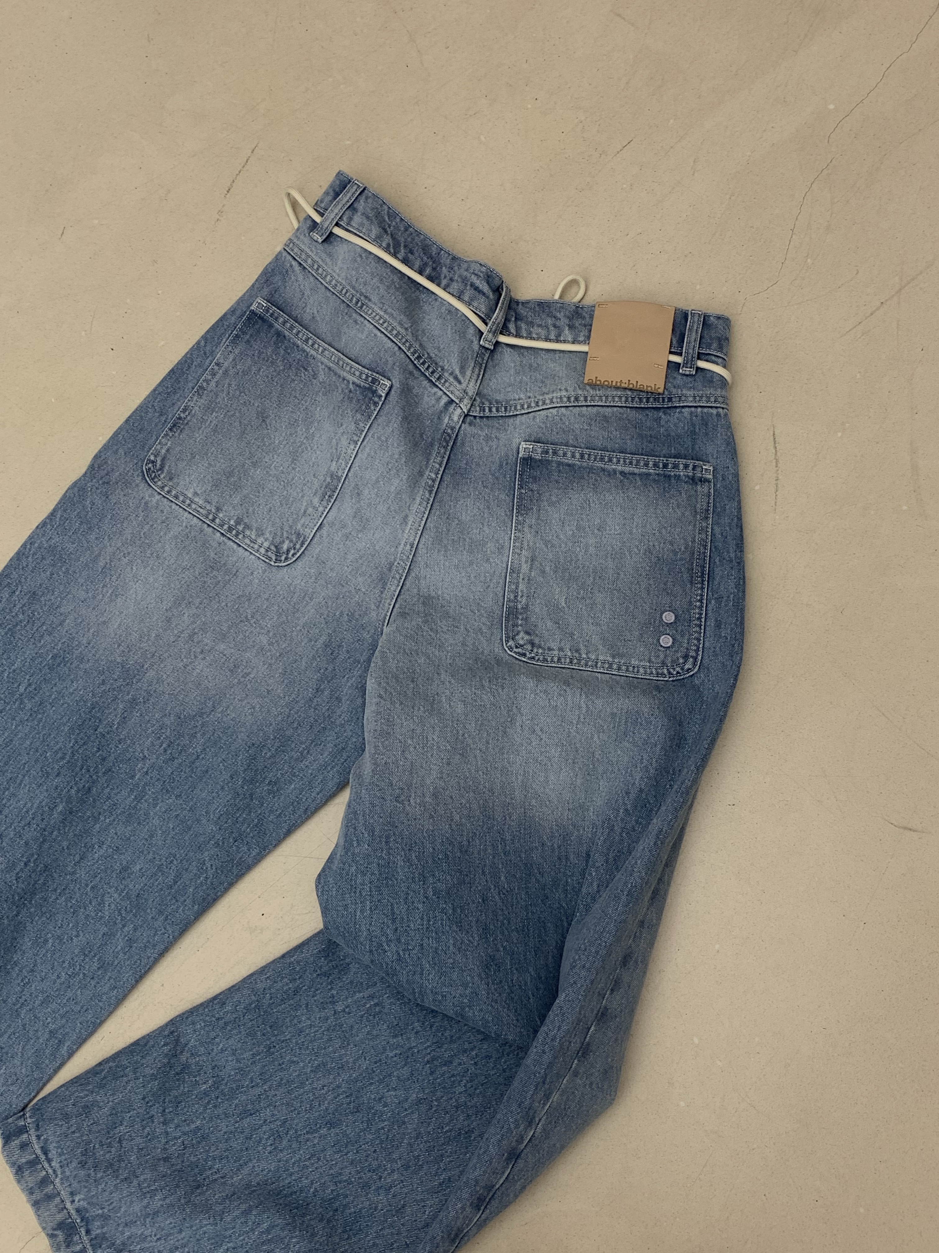 [KREAM 단독] About:Blank Wide Leg Denim Light Blue Wash - 26SS, [KREAM 단독] About:Blank Bottle T-Shirt Oat - 26FW 착용 스타일 - 3