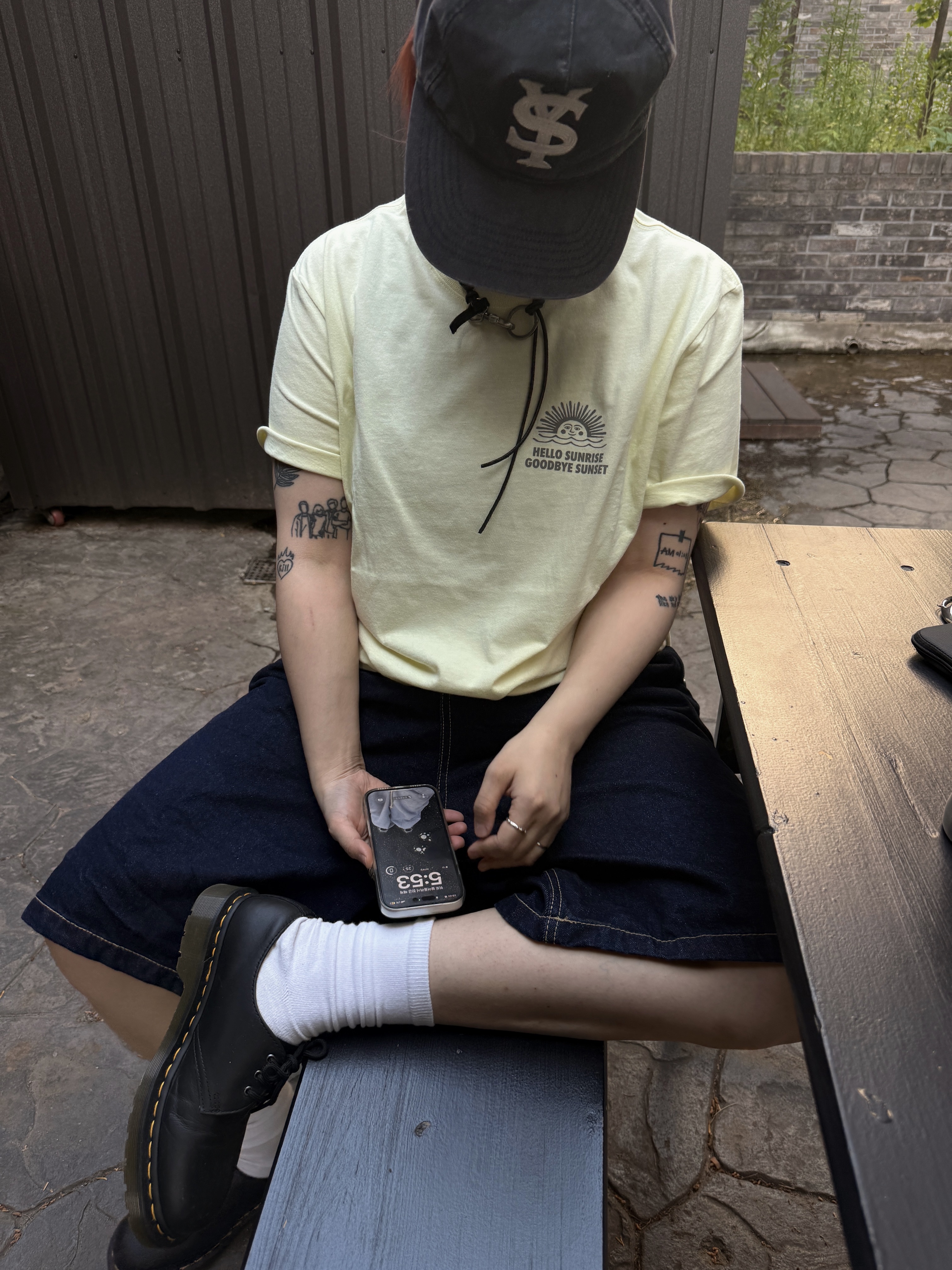 Dr. Martens 1461 Smooth Black, Hello Sunrise 90s Logo Tee Pale Green 착용 스타일 - 2