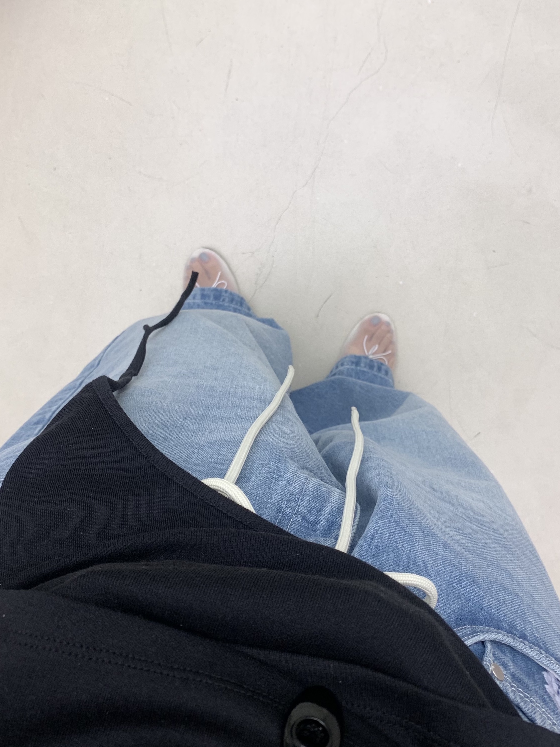 [KREAM 단독] About:Blank Wide Leg Denim Light Blue Wash - 26SS, [KREAM 단독] About:Blank Bottle T-Shirt Oat - 26FW 착용 스타일 - 4