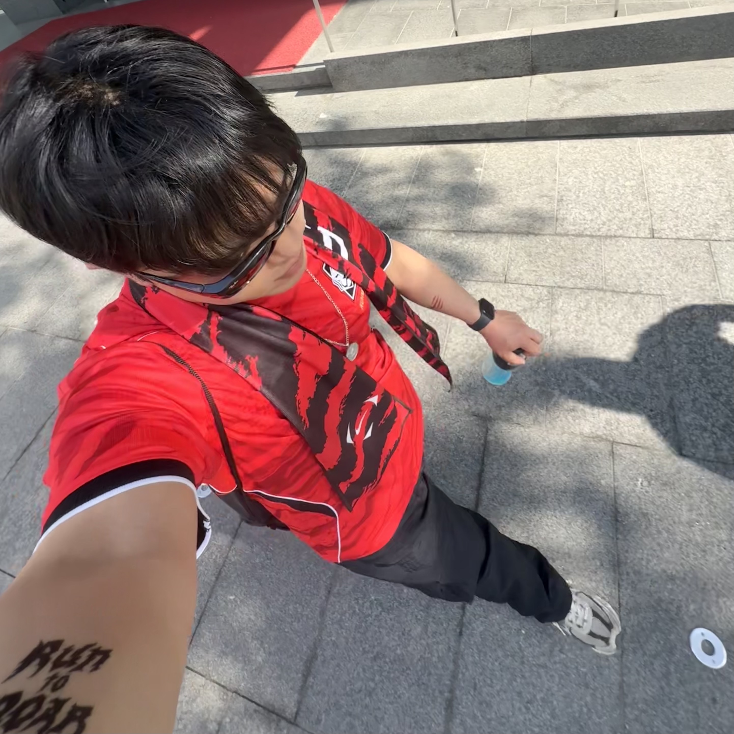 Nike Korea 2026 Stadium Home Dri-Fit Soccer Replica Jersey Global Red Black (Non Marking Ver.), Nike Zoom Vomero 5 PRM Light Iron Ore and Flat Fewter 착용 스타일 - 1