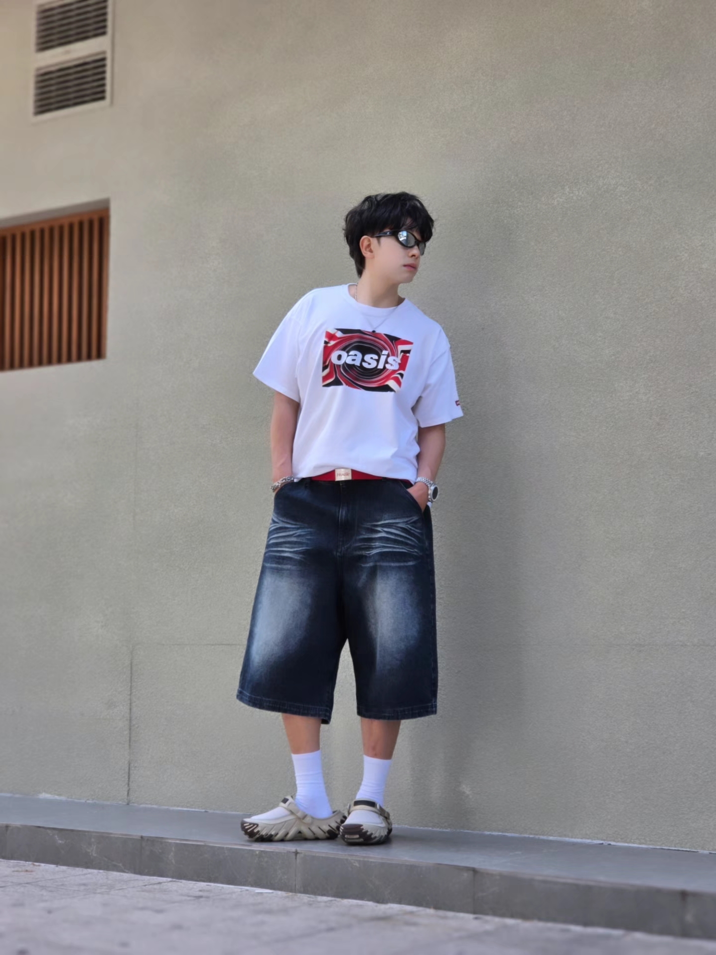 Levi's x Oasis Union Jack T-Shirt White, Crocs Echo RO Ripstop Clog Bark 착용 스타일 - 3
