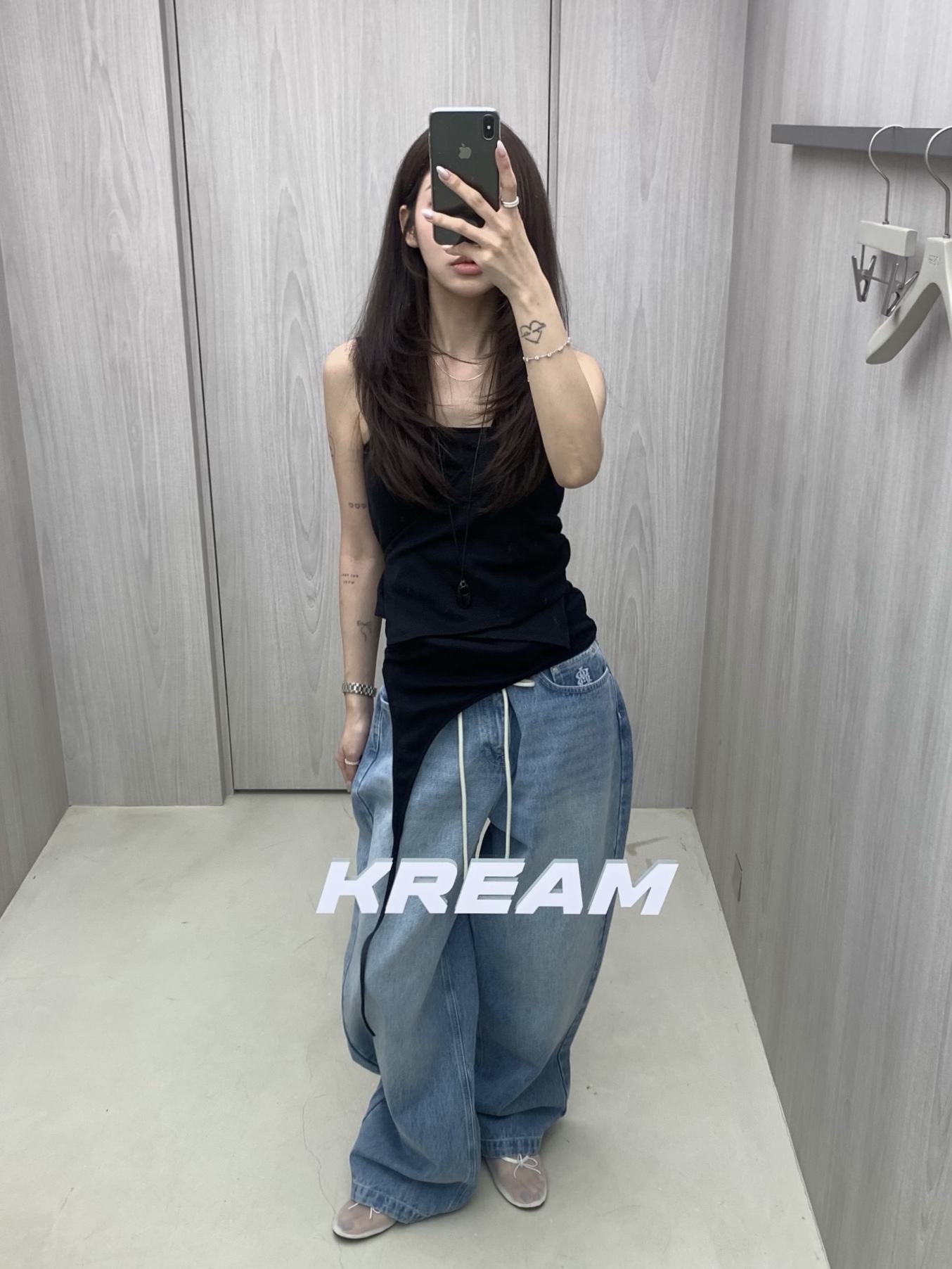 [KREAM 단독] About:Blank Wide Leg Denim Light Blue Wash - 26SS, [KREAM 단독] About:Blank Bottle T-Shirt Oat - 26FW 착용 스타일 - 1