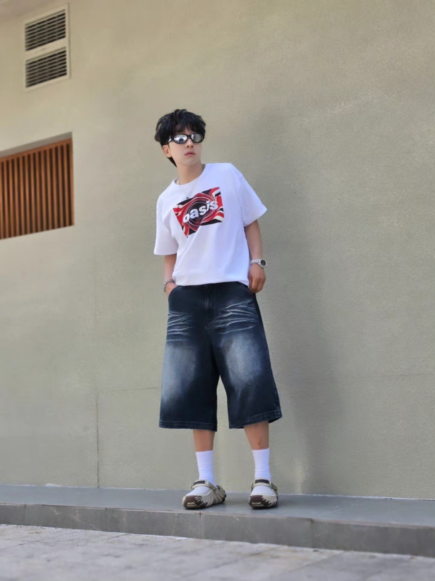 Levi's x Oasis Union Jack T-Shirt White, Crocs Echo RO Ripstop Clog Bark 착용 스타일 - 2