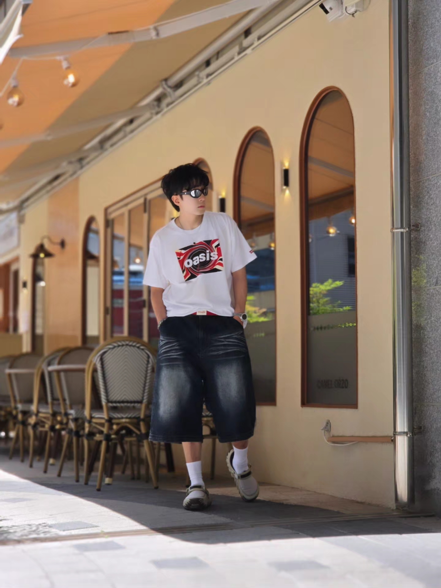 Levi's x Oasis Union Jack T-Shirt White, Crocs Echo RO Ripstop Clog Bark 착용 스타일 - 3