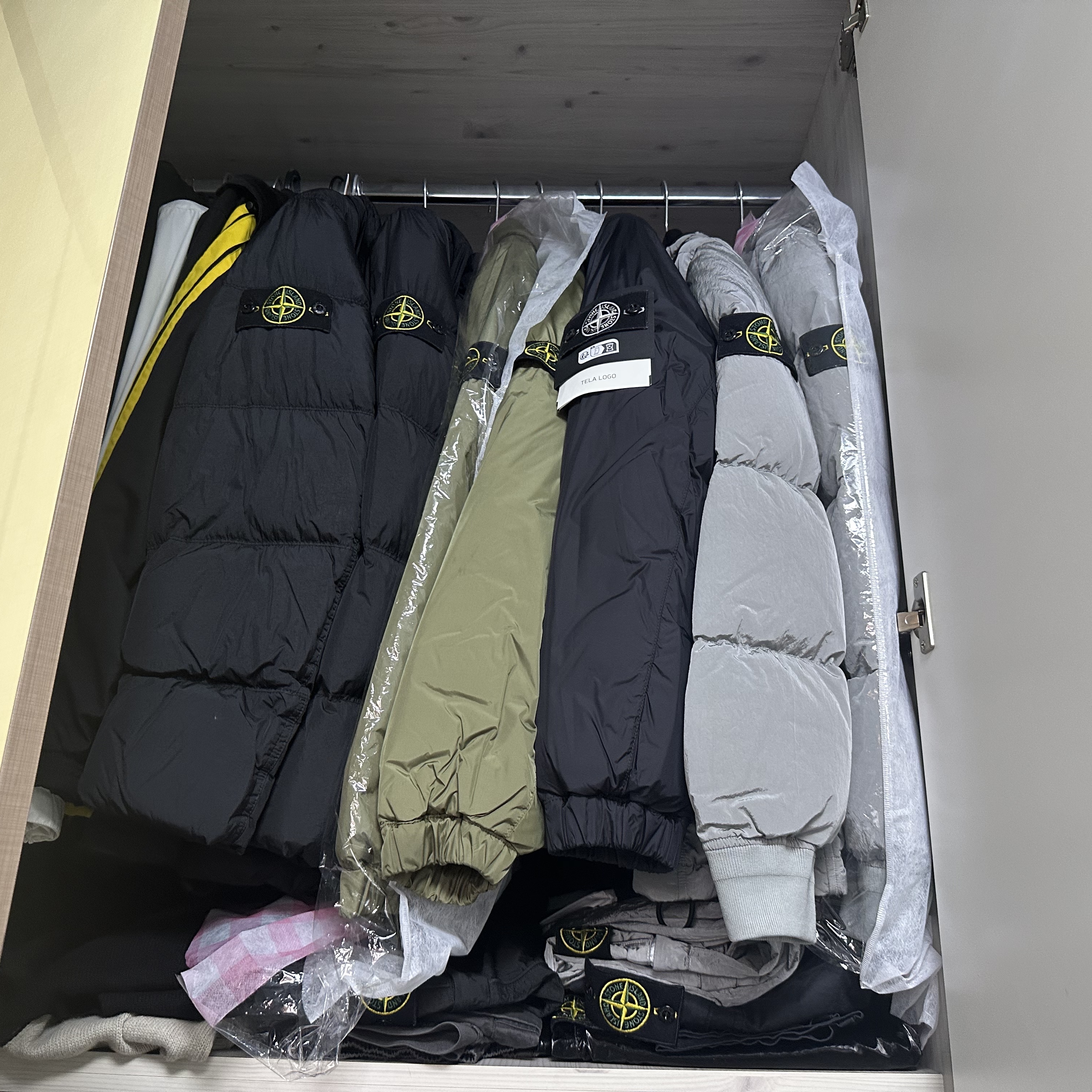 Stone Island 40723 Crinkle Reps Hooded Down Jacket Black - 24FW, Stone Island 4100011 Crinkle Reps NY Recycled Nylon Hooded Down Jacket Black - 25FW 착용 스타일 - 1
