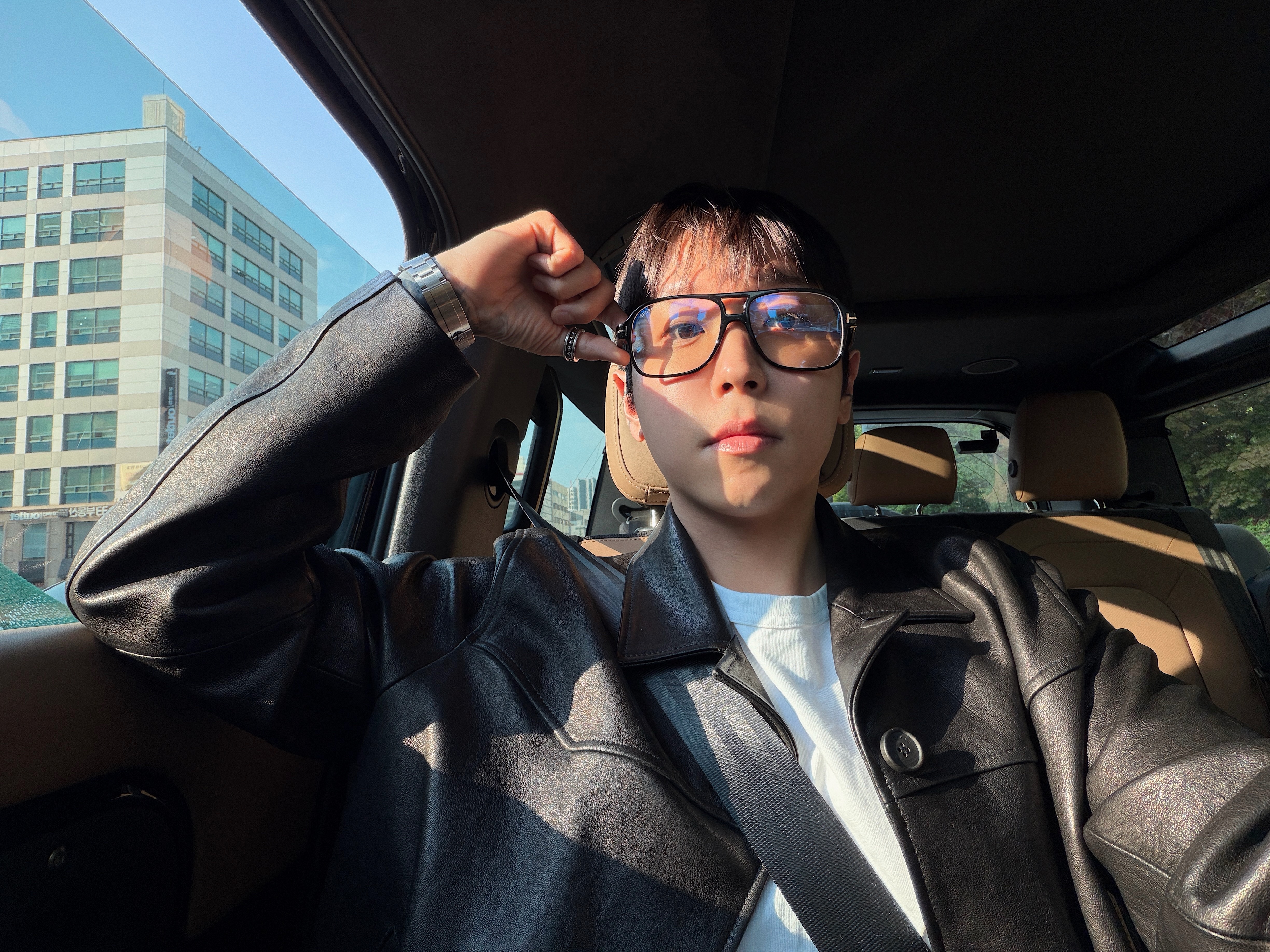 STU Lambskin Button Leather Jacket In Black 착용 스타일 - 2