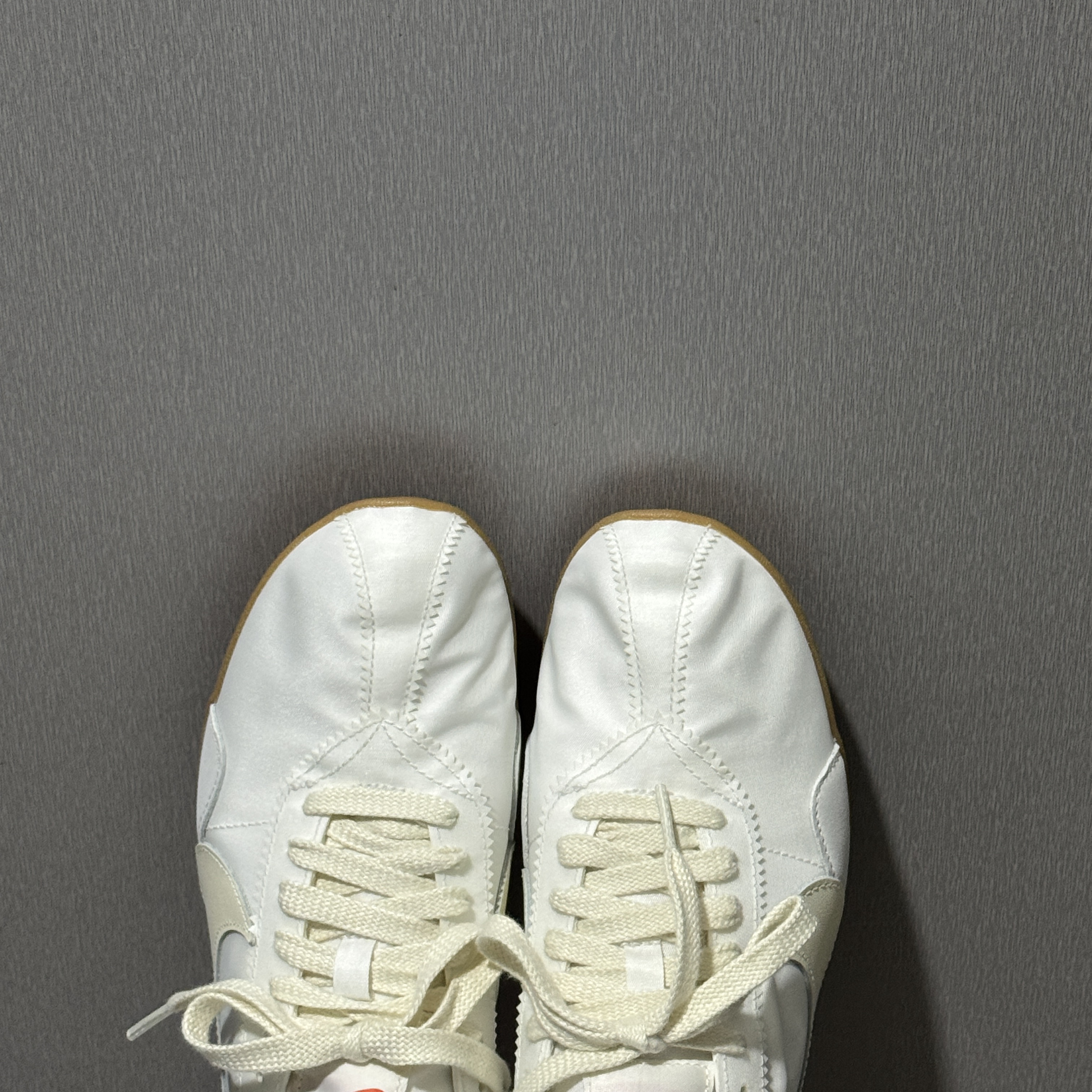 (W) Nike Moon Shoe OG Summit White Gum Light Brown 착용 스타일 - 1