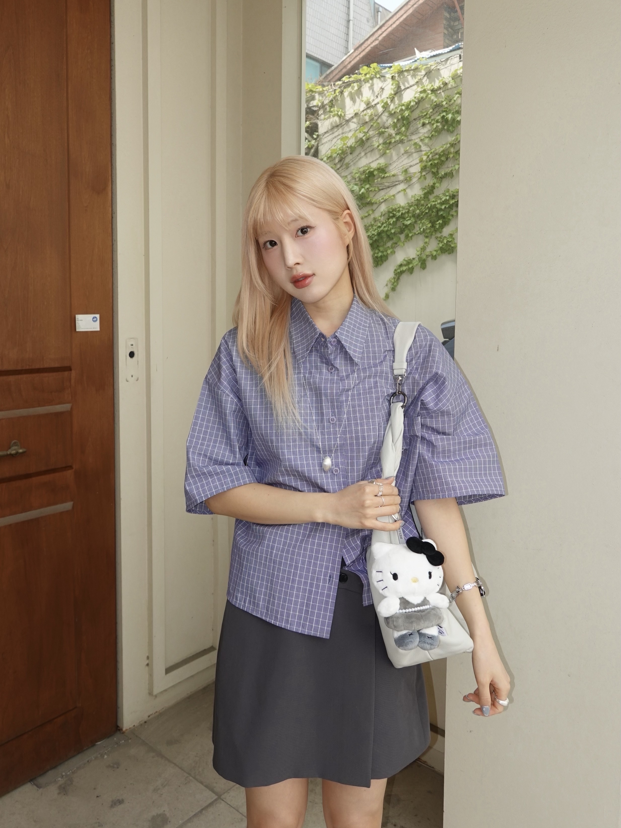 HELLO KITTY x JISOO Plush Keychain Black Gray (Opened Case) 착용 스타일 - 5