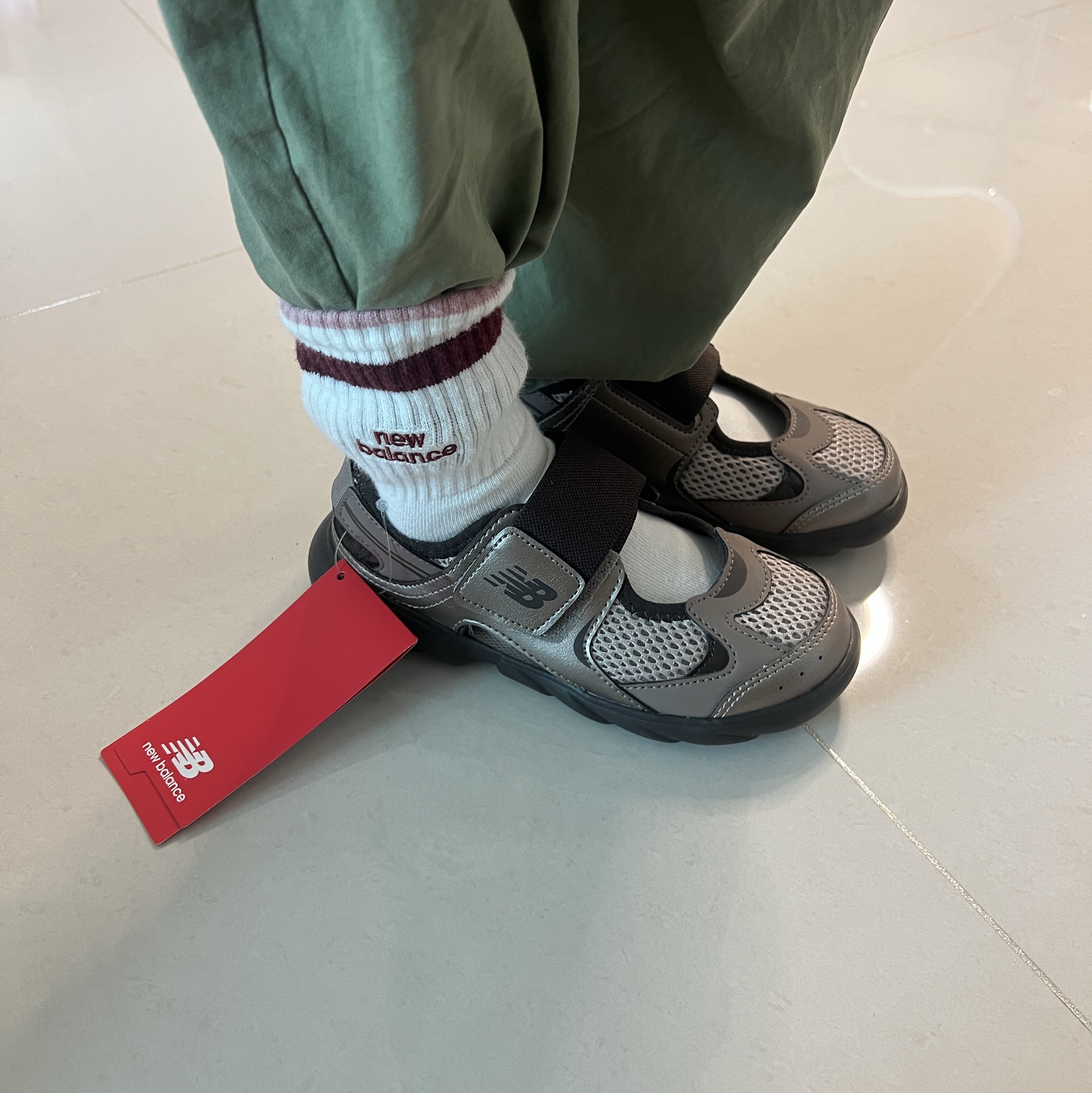 (Kids) New Balance Freedle 920 Sandal Brown 착용 스타일