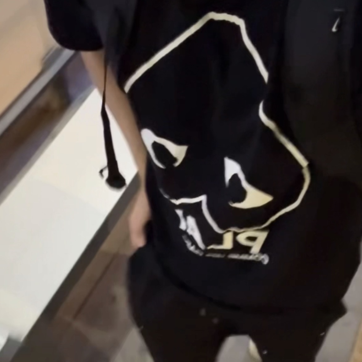 Play Comme Des Garcons Inverted Heart Logo T-Shirt Black 착용 스타일