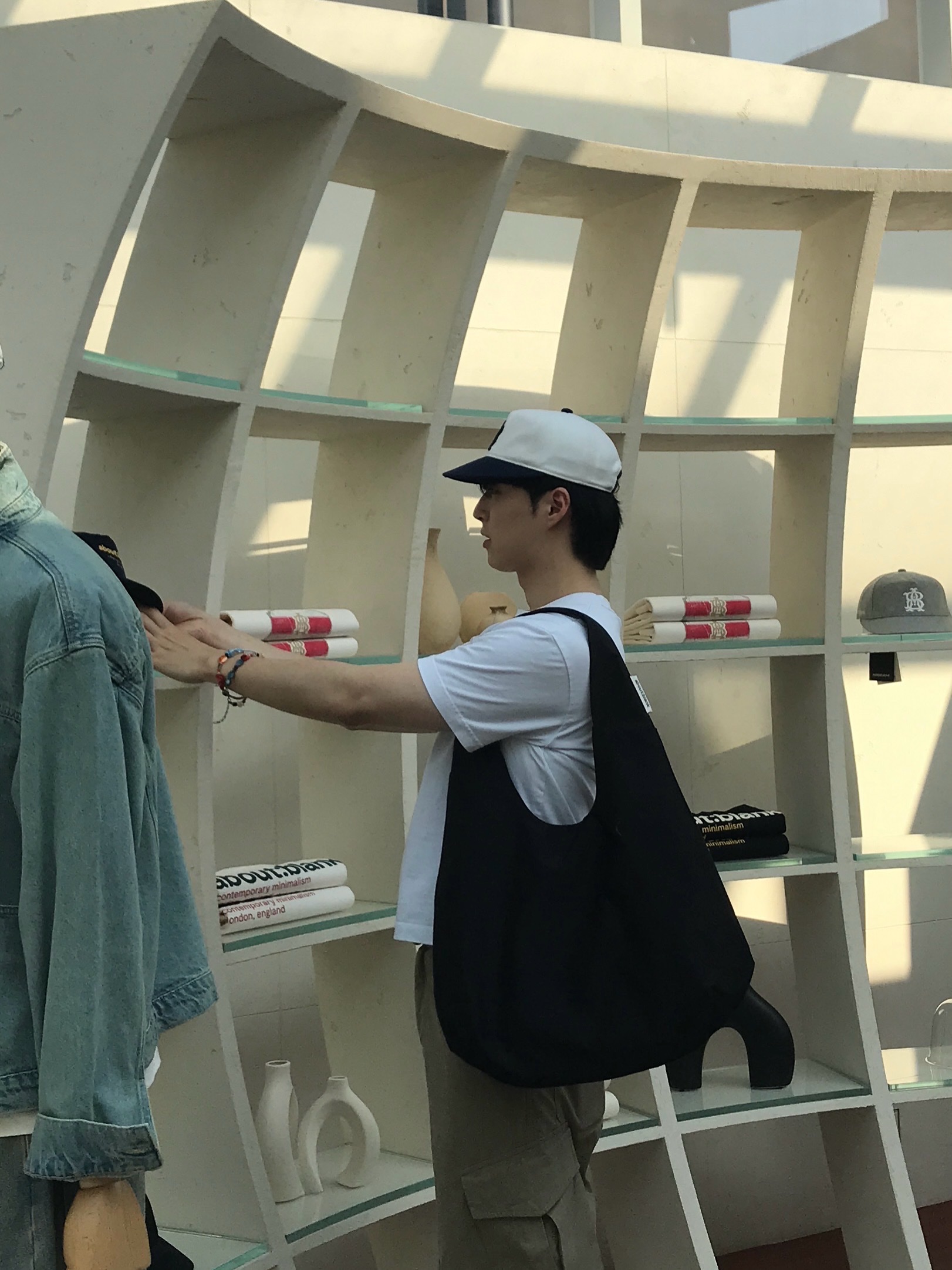 [KREAM 단독] About:Blank Box Cap Navy Yellow - 26SS 착용 스타일 - 4