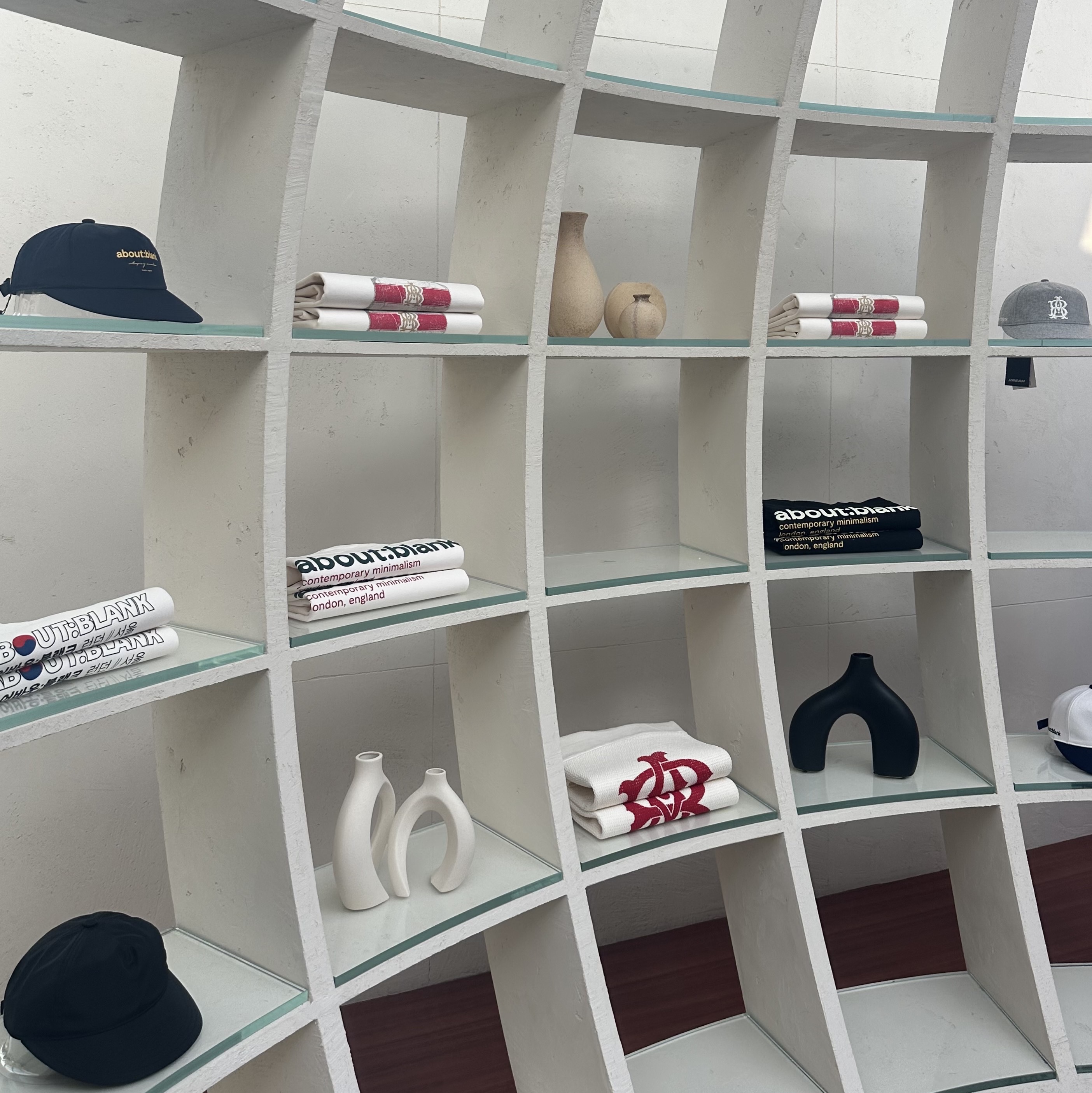 [KREAM 단독] About:Blank KREAM Exclusive T-Shirt Oat - 26FW, [KREAM 단독] [재입고] About:Blank Monogram Contrast Cap Ecru Navy - 26SS 착용 스타일 - 5