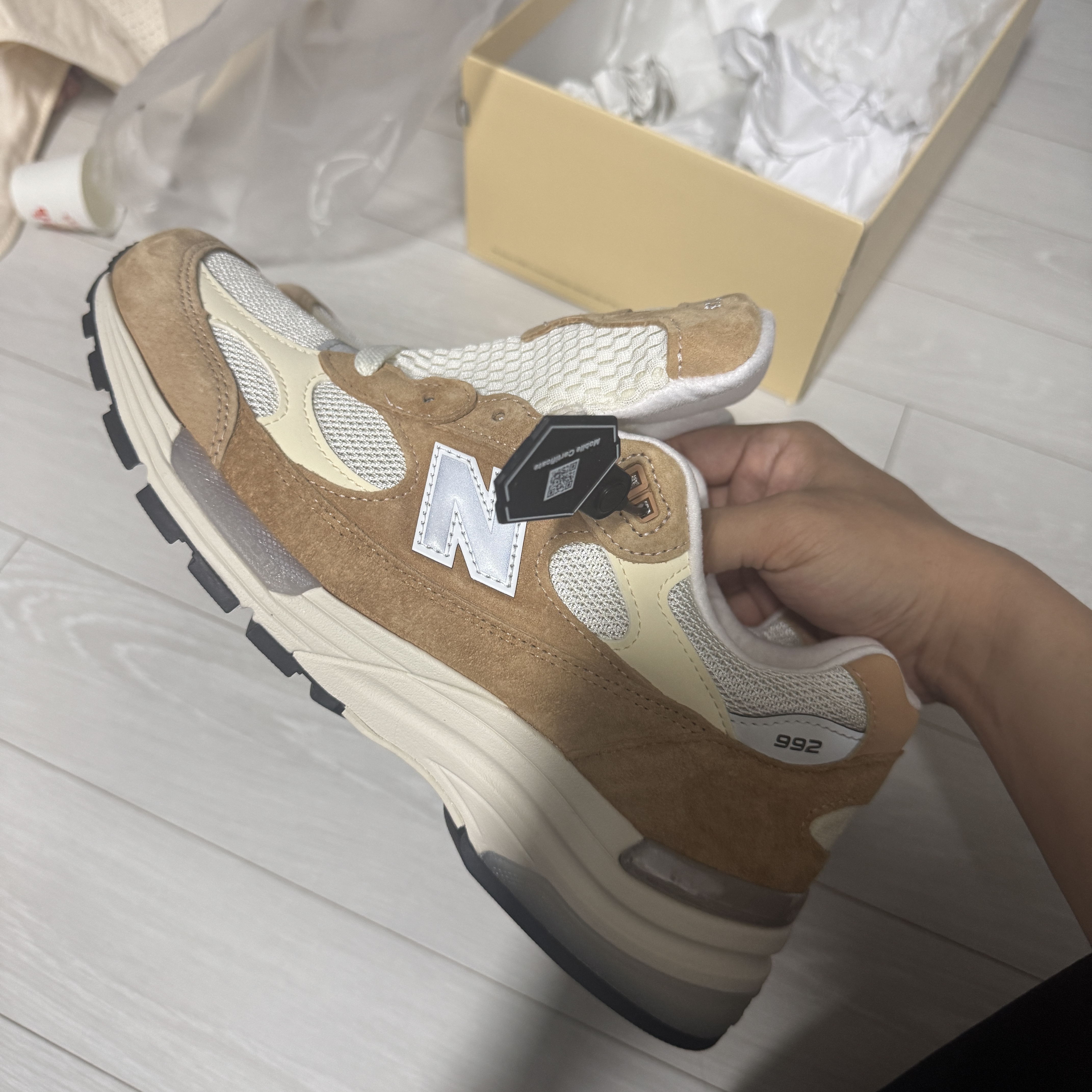 New Balance 992 Made in USA Sweet Caramel Calcium 착용 스타일 - 2