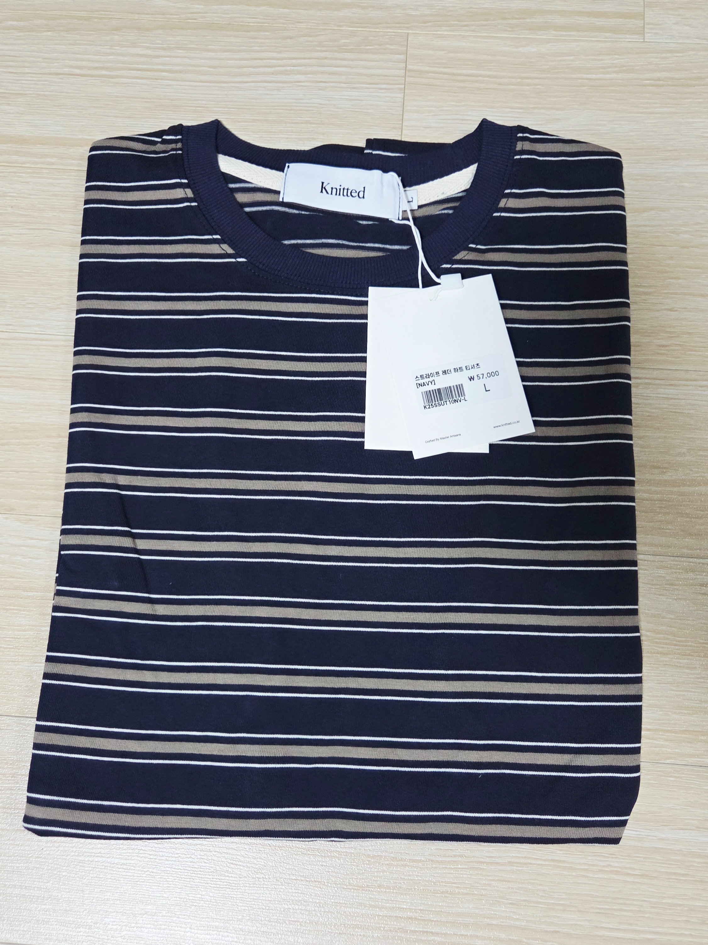 Knitted Stripe Leathrer Heart T-Shirt Navy, Alex Zono I Dig Running Trucker Hat OG Brown - CapeTown 착용 스타일 - 3