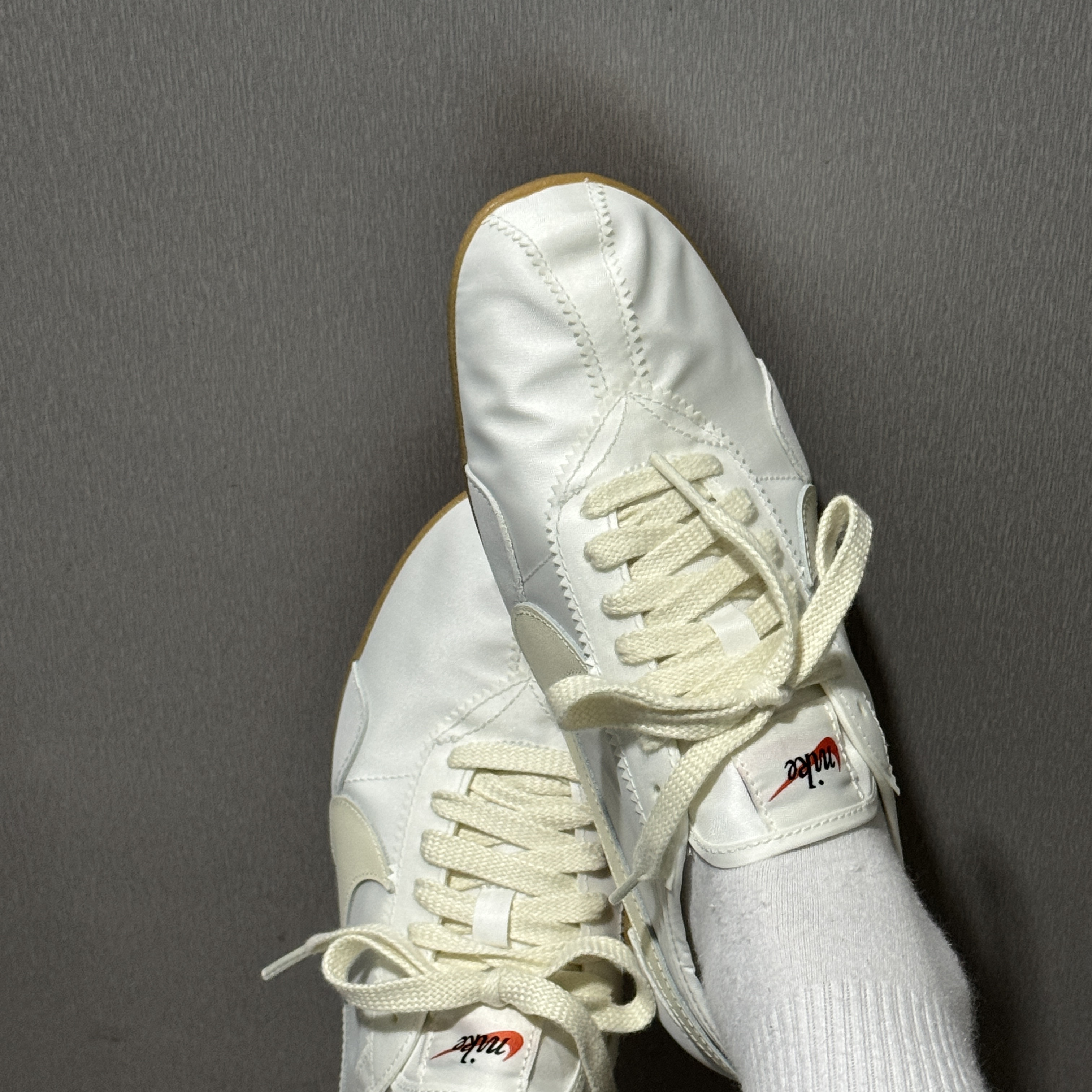 (W) Nike Moon Shoe OG Summit White Gum Light Brown 착용 스타일 - 2