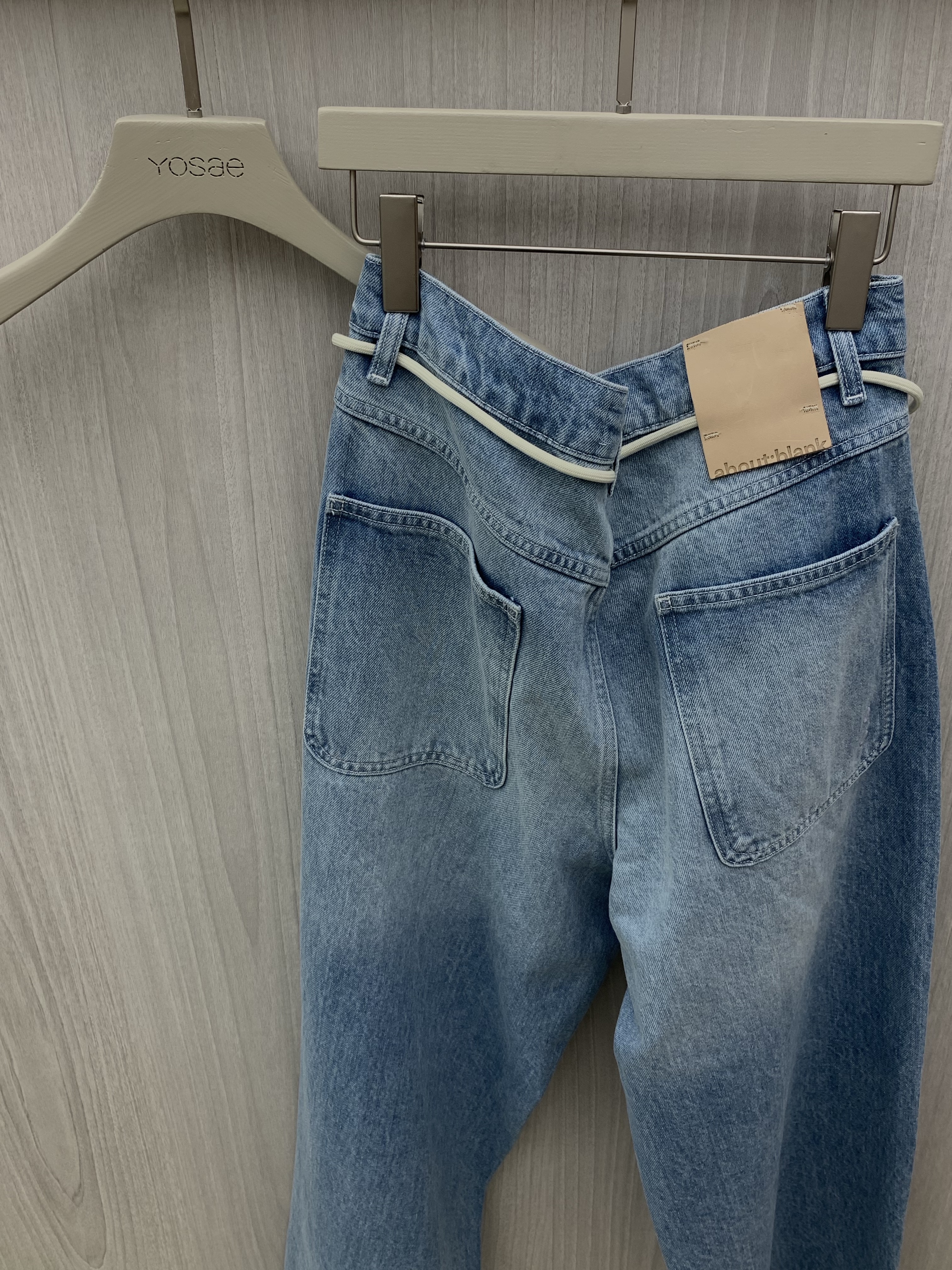 [KREAM 단독] About:Blank Wide Leg Denim Light Blue Wash - 26SS, [KREAM 단독] About:Blank Bottle T-Shirt Oat - 26FW 착용 스타일 - 2