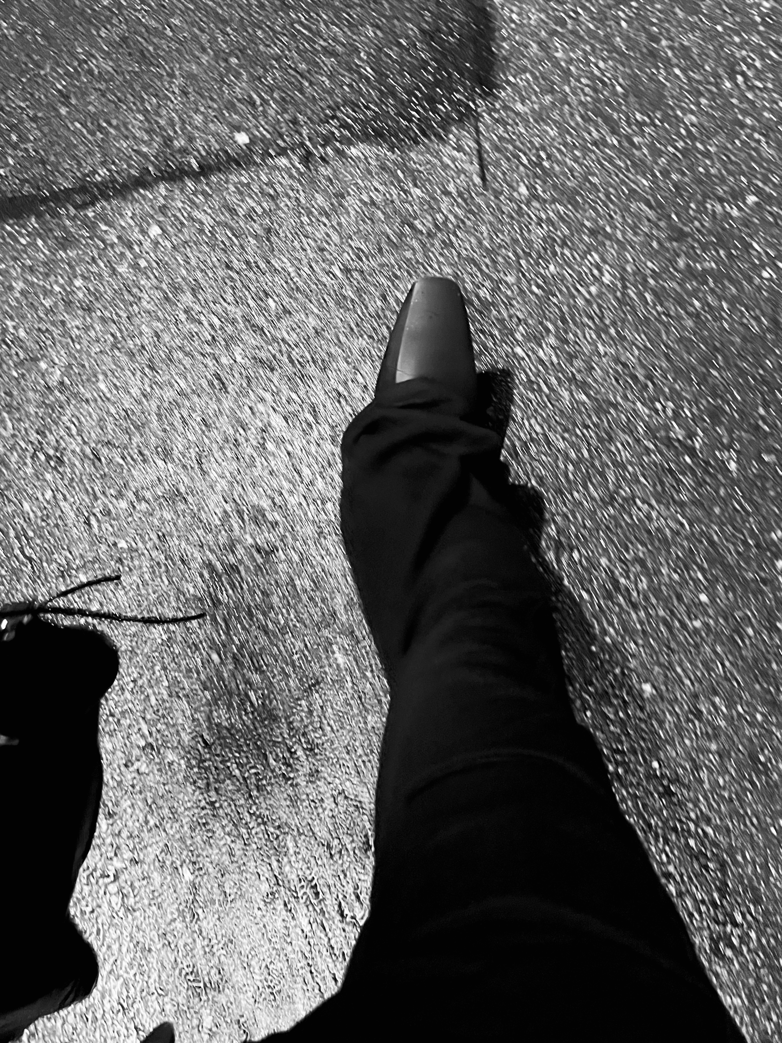 Balenciaga Rubber Space Shoe Matte Black 착용 스타일 - 4