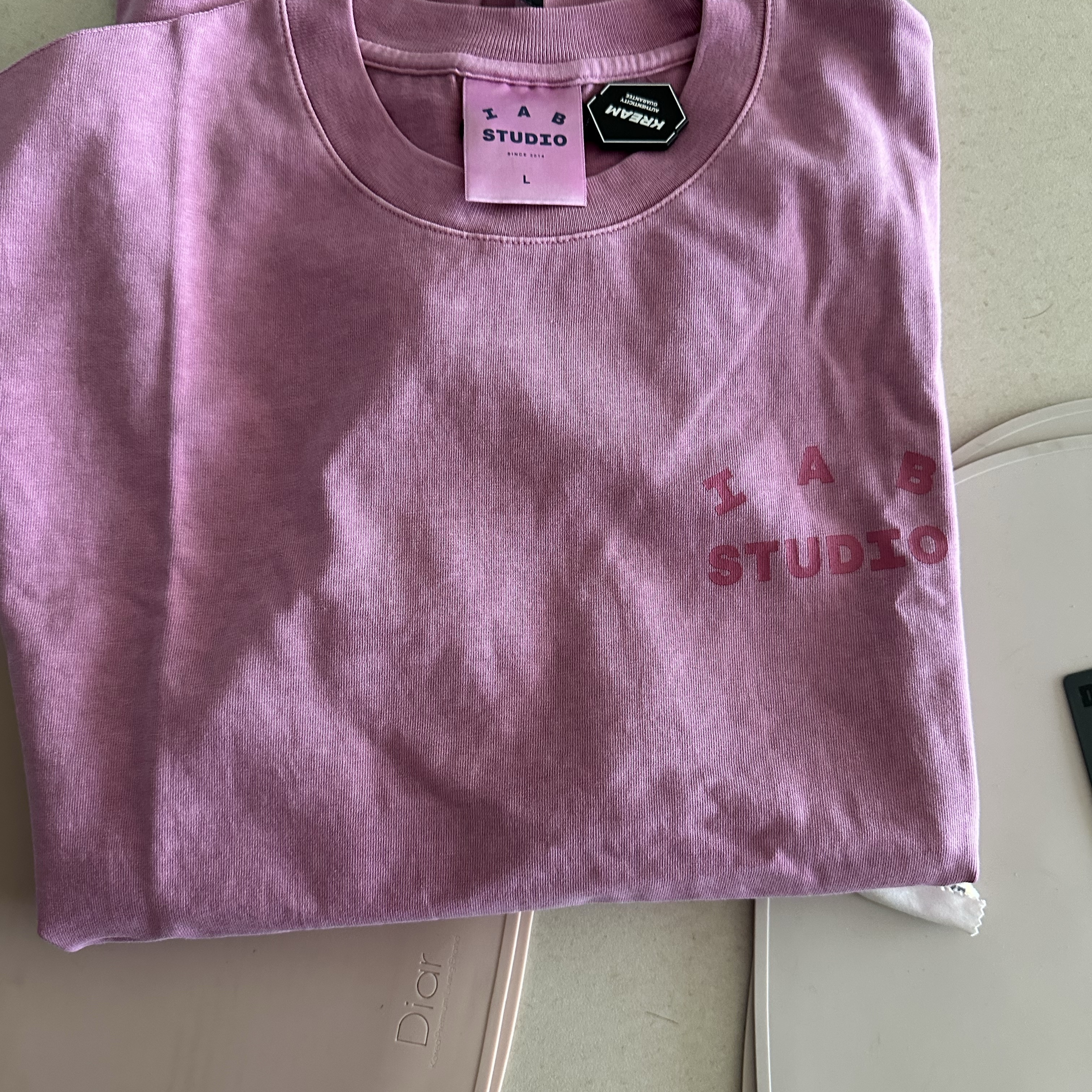 IAB Studio Pigment T-Shirt Magenta 착용 스타일