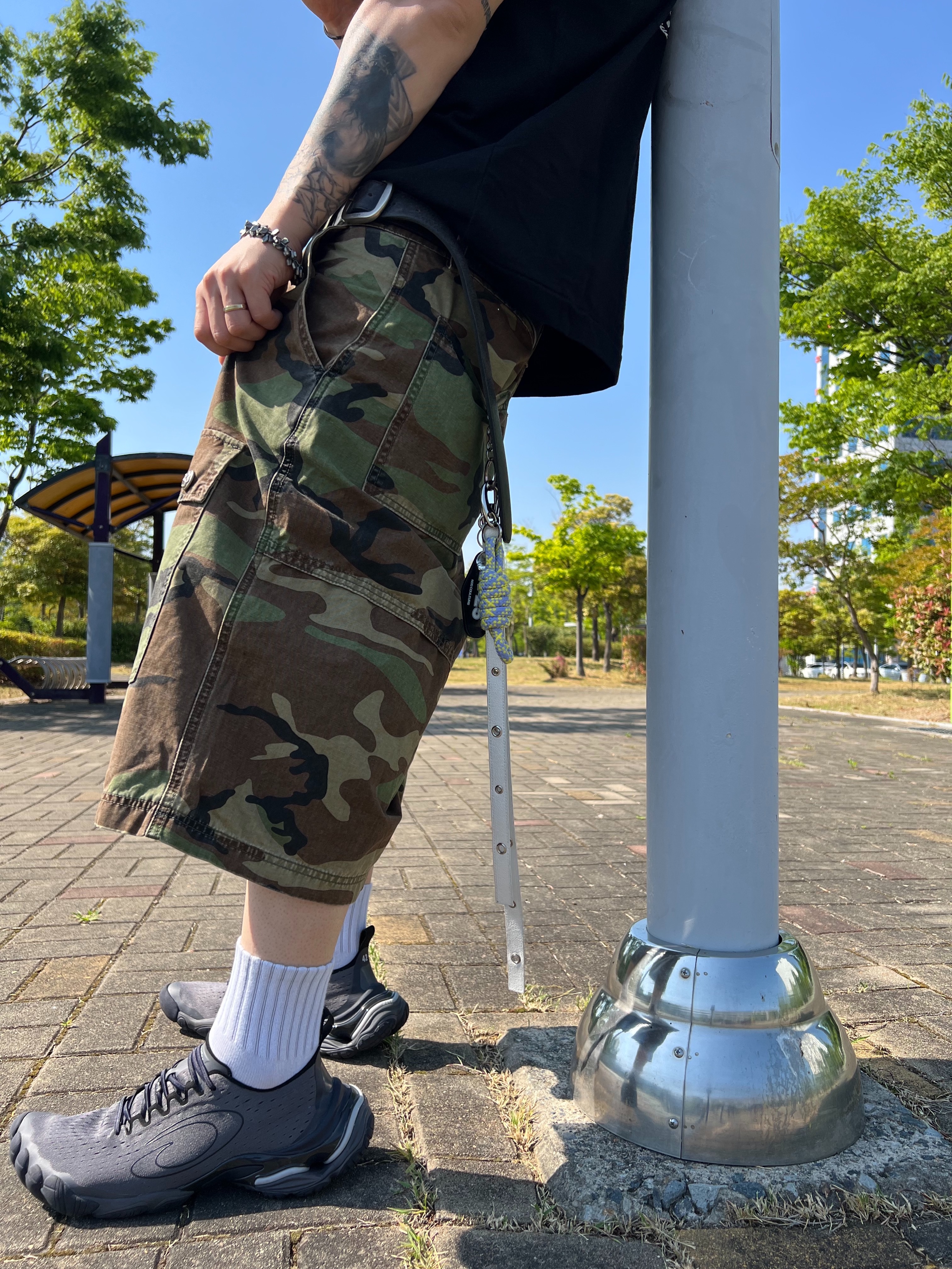 Thevinylhouse Lucky House Tee Black, Balenciaga Anatomic Runner Sneakers Grey 착용 스타일 - 6