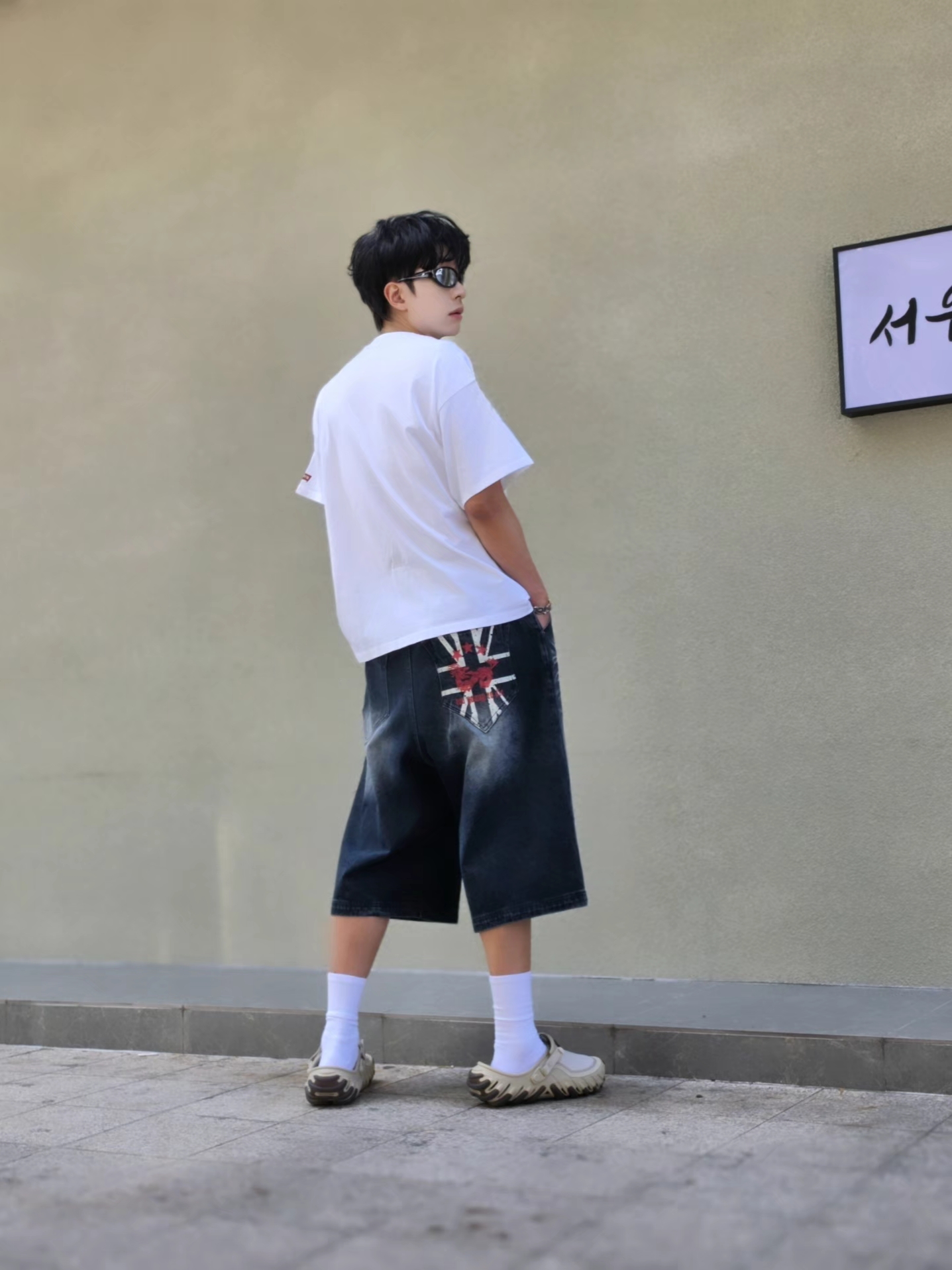 Levi's x Oasis Union Jack T-Shirt White, Crocs Echo RO Ripstop Clog Bark 착용 스타일 - 5