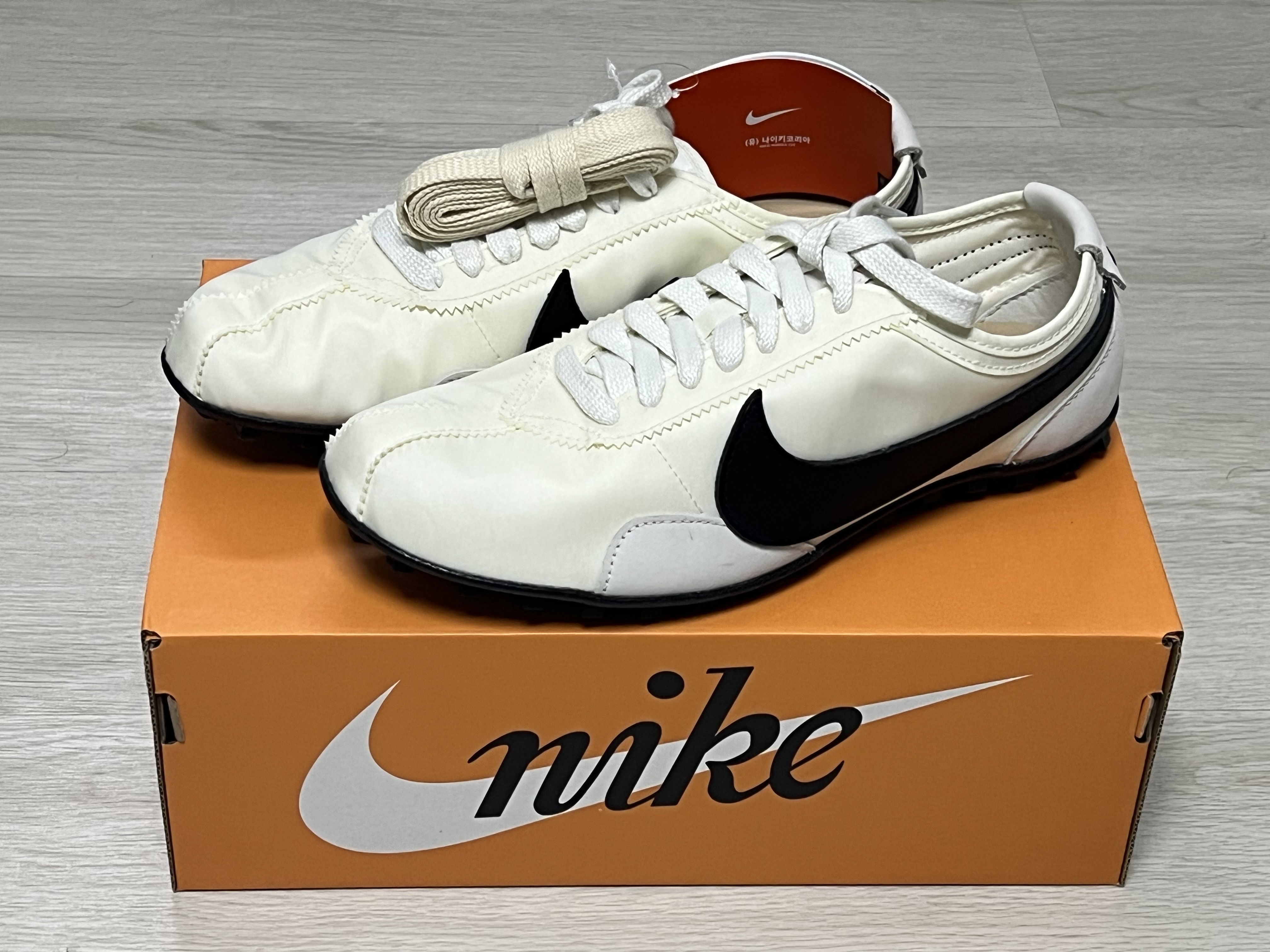 (W) Nike Moon Shoe Soft Pearl and Black 착용 스타일