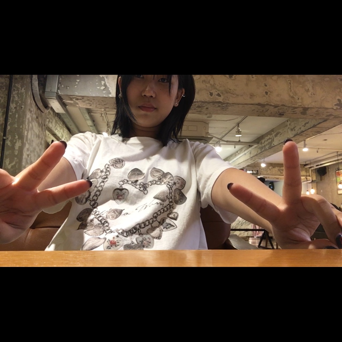 MILLO WOMEN Vintage Pendant T-Shirts Ivory 착용 스타일 - 3