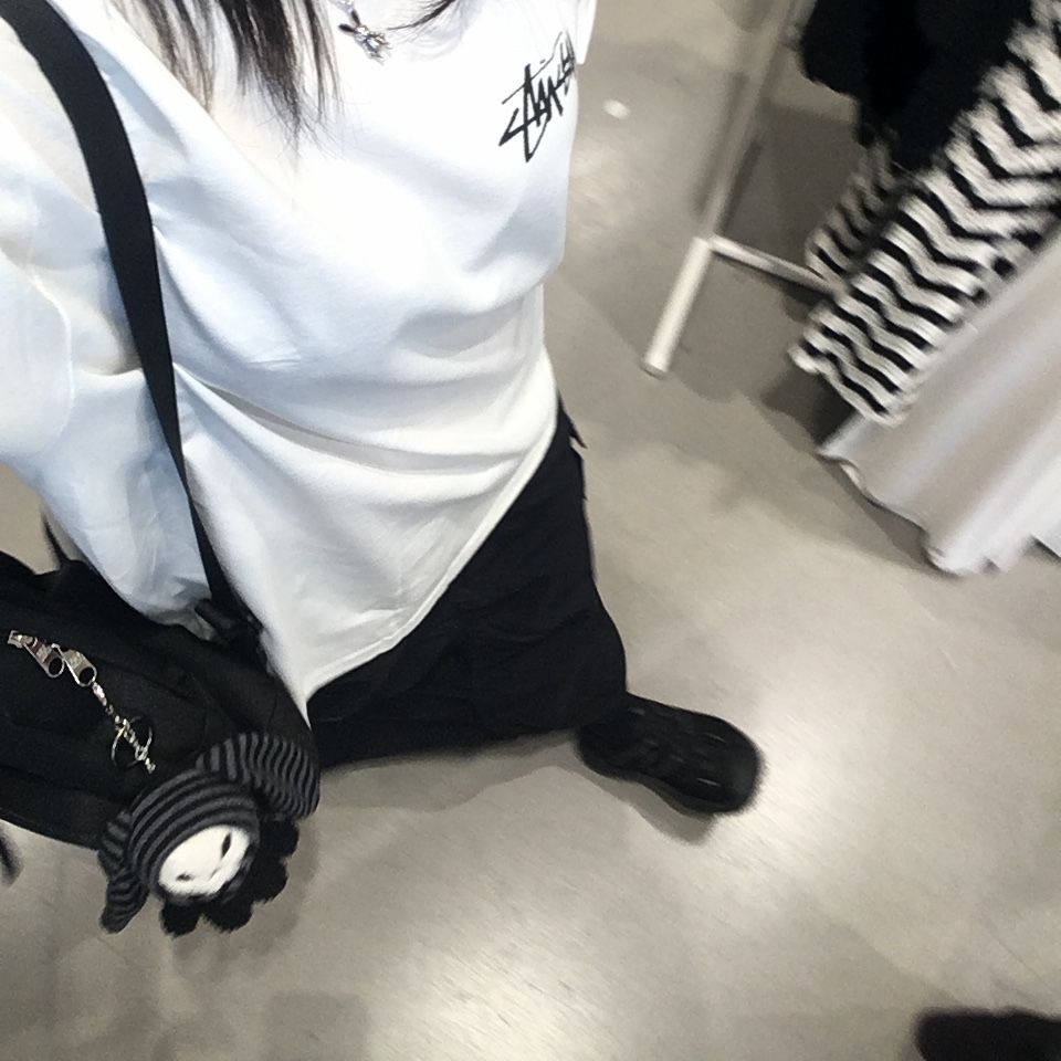 Stussy Kittens T-Shirt White, New Balance 4205 Cove v2 Black 착용 스타일 - 1