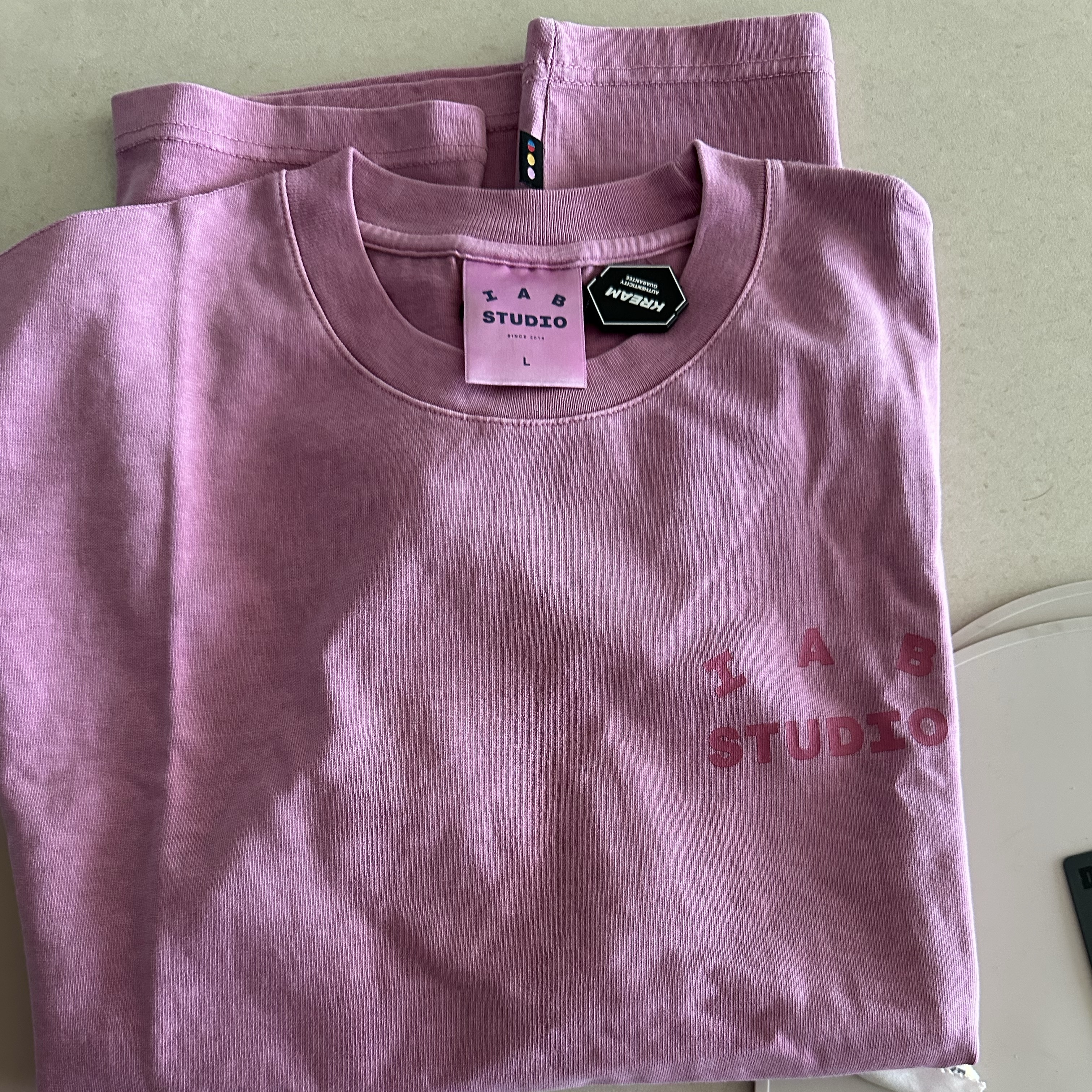 IAB Studio Pigment T-Shirt Magenta 착용 스타일