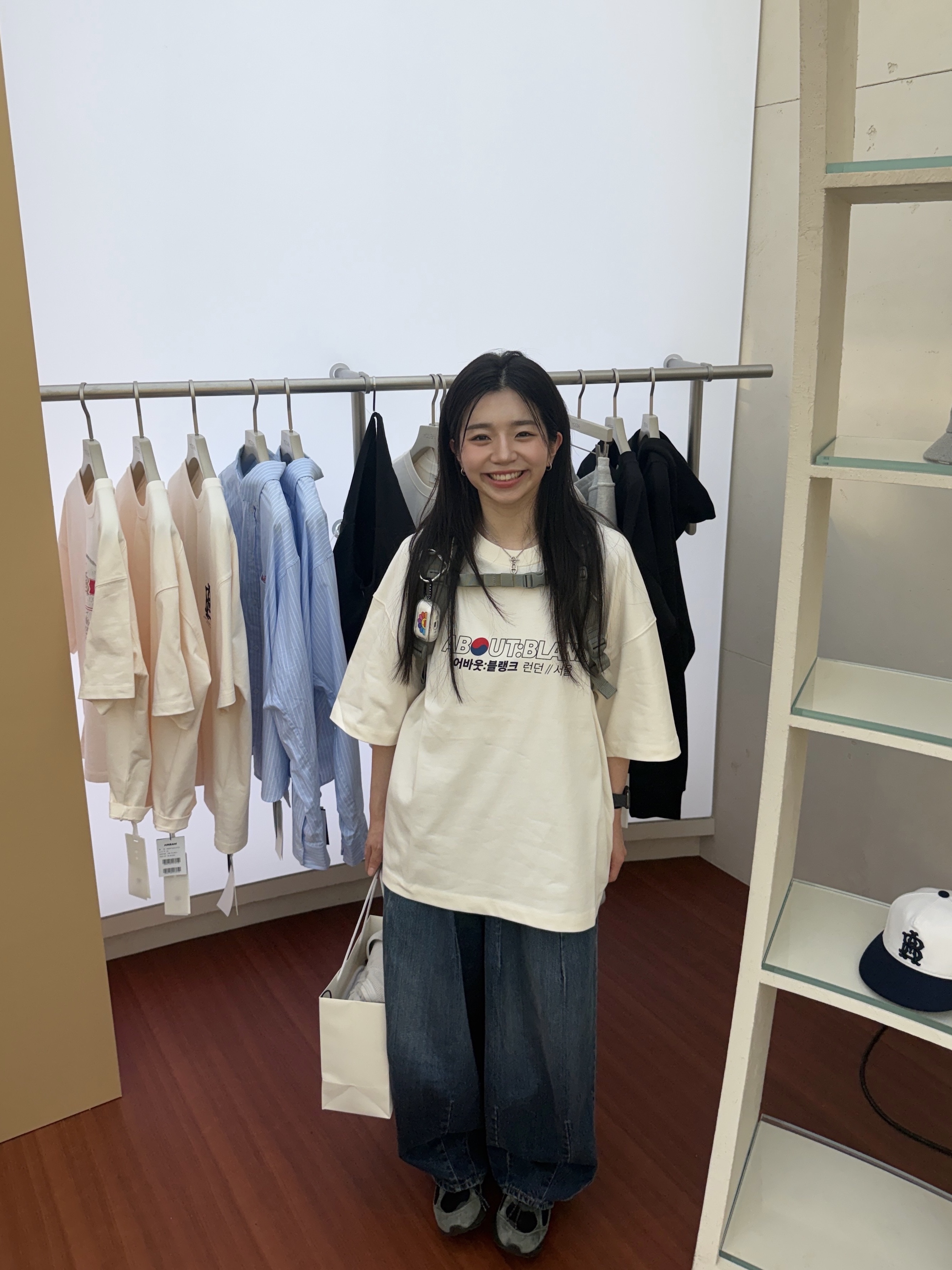 [KREAM 단독] About:Blank KREAM Exclusive T-Shirt Oat - 26FW, Needles H.D. Pants 12 Oz Denim Indigo 착용 스타일 - 1