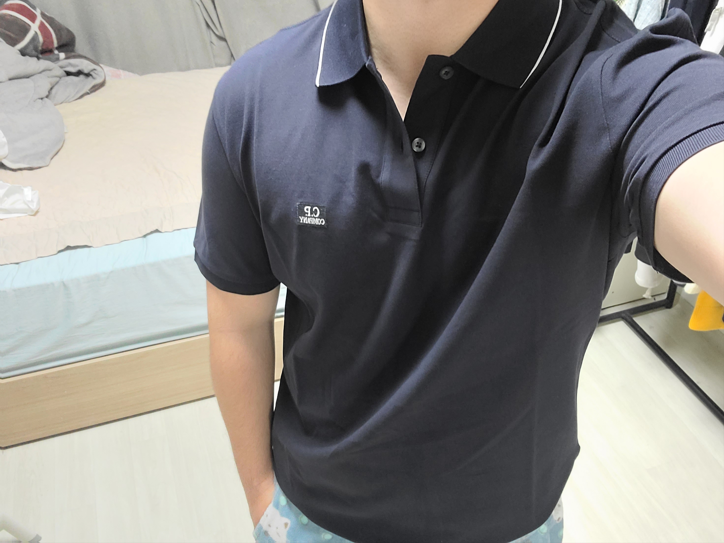 C.P. Company Stretch Piquet Two Button Logo Polo Shirt Total Eclipse Blue - 25SS 착용 스타일
