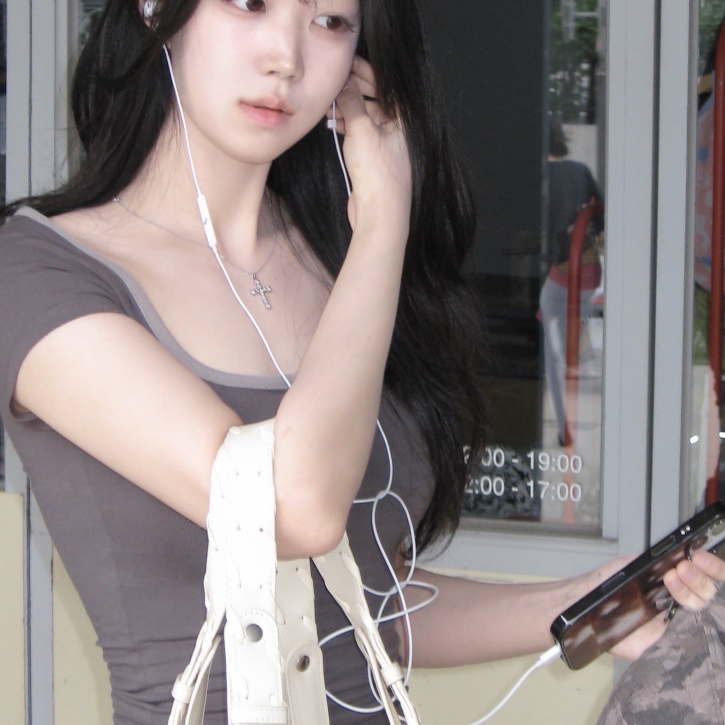 NUMBERING #3729 Round Brilliant Gradient Cross Necklace White 착용 스타일 - 4