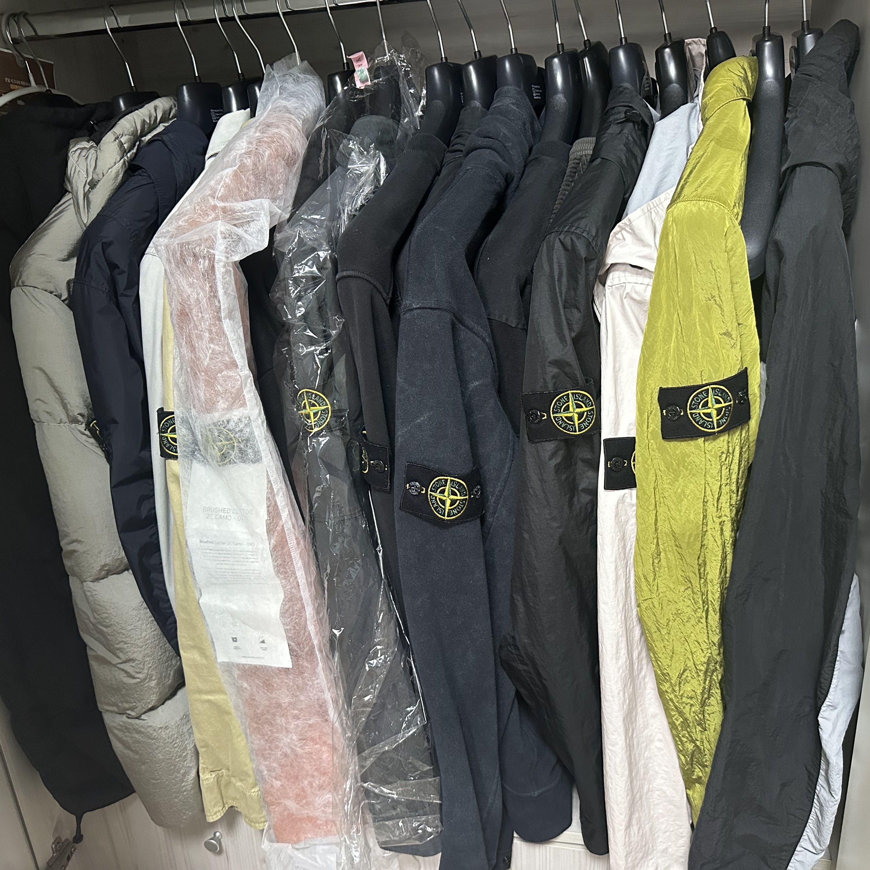 Stone Island 40723 Crinkle Reps Hooded Down Jacket Black - 24FW, Stone Island 4100011 Crinkle Reps NY Recycled Nylon Hooded Down Jacket Black - 25FW 착용 스타일 - 2