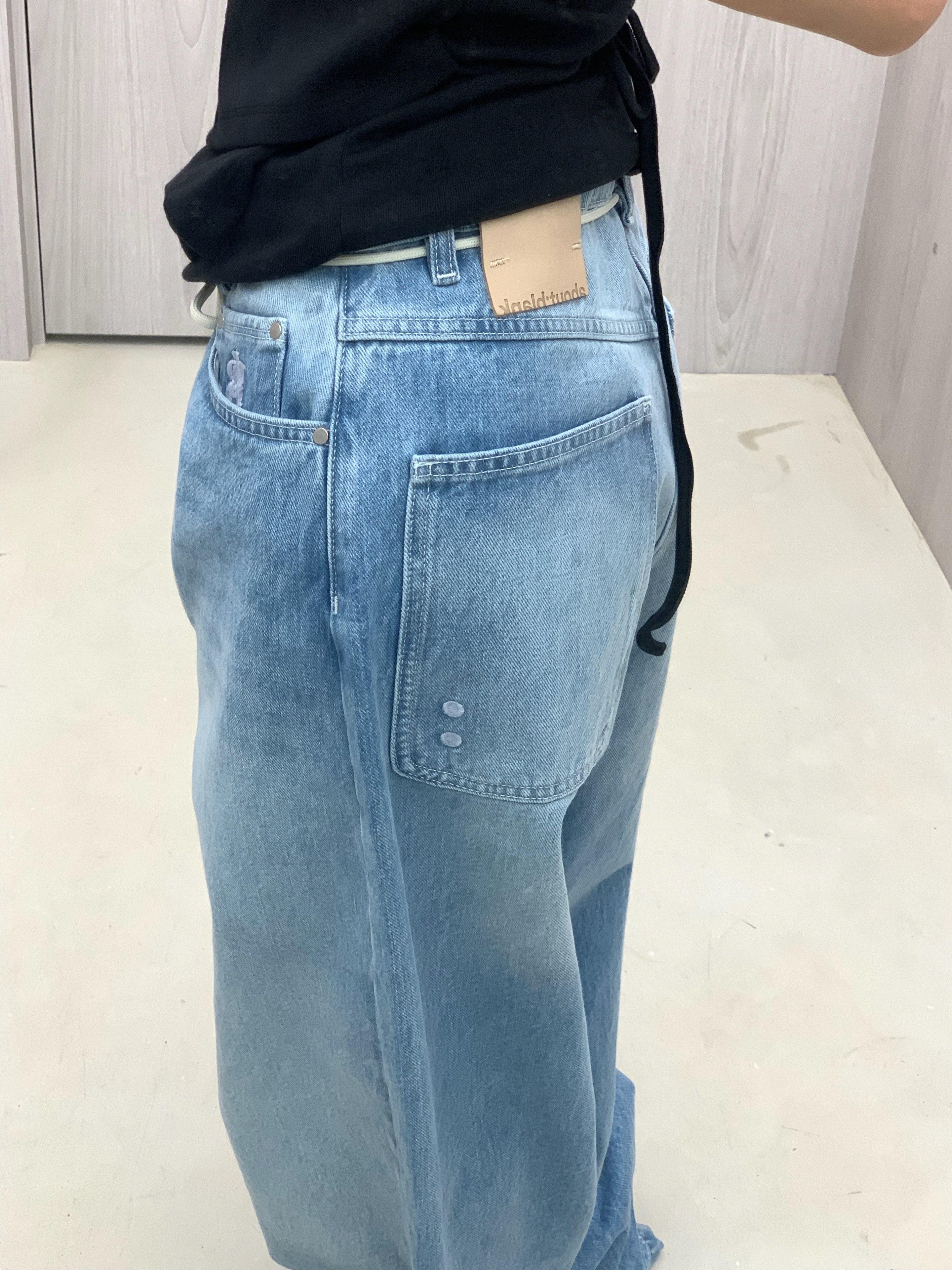 [KREAM 단독] About:Blank Wide Leg Denim Light Blue Wash - 26SS, [KREAM 단독] About:Blank Oxford Script Shirt Blue White - 26FW 착용 스타일 - 3