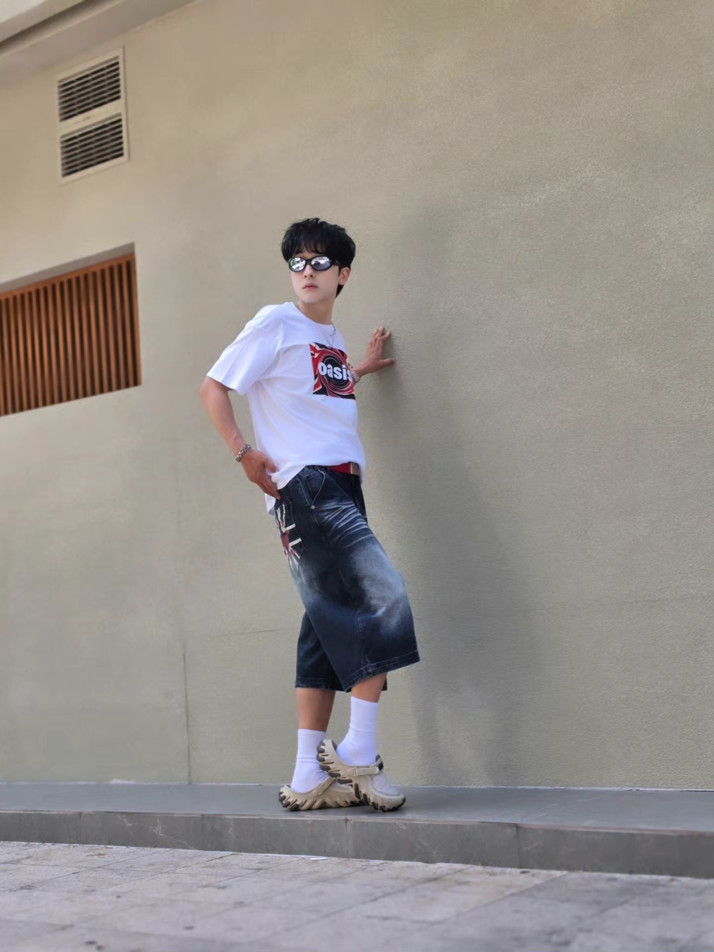 Levi's x Oasis Union Jack T-Shirt White, Crocs Echo RO Ripstop Clog Bark 착용 스타일 - 7