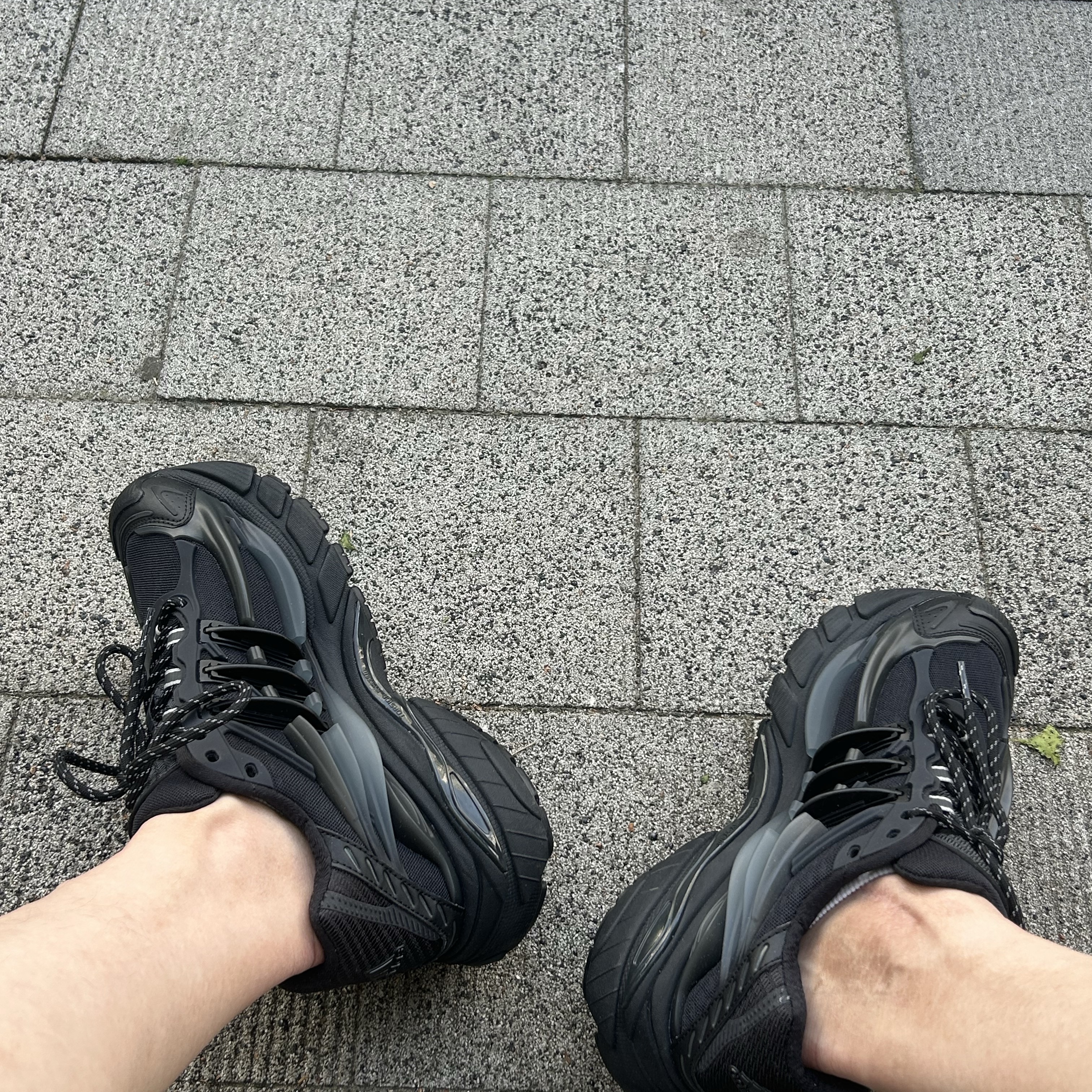 Adidas x Pharrell Williams Virginia Adistar Jellyfish Triple Black 착용 스타일